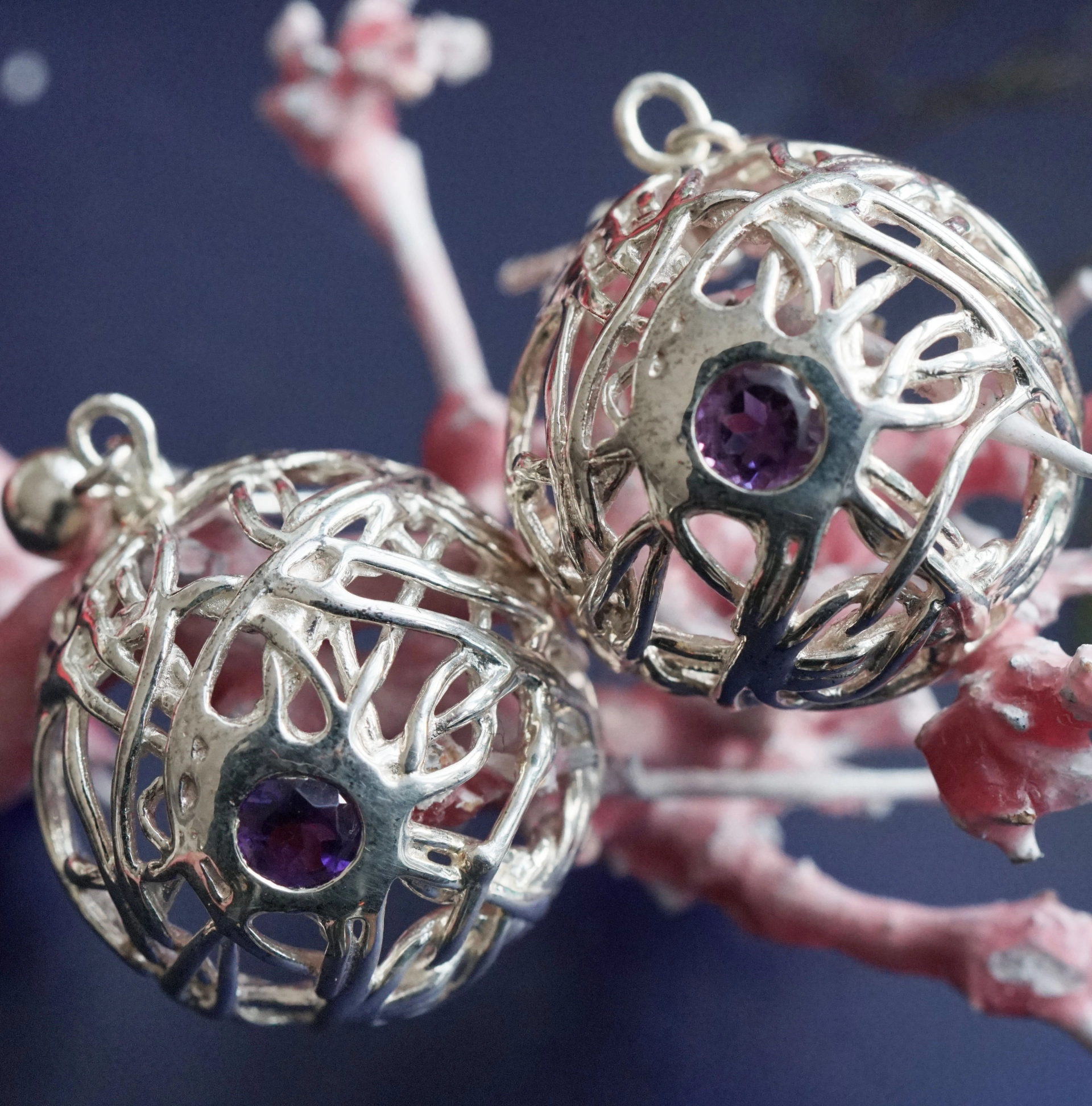 Ohrstecker Wollknäuel mit Amethysten 20 mm D. Silber Handarbeit