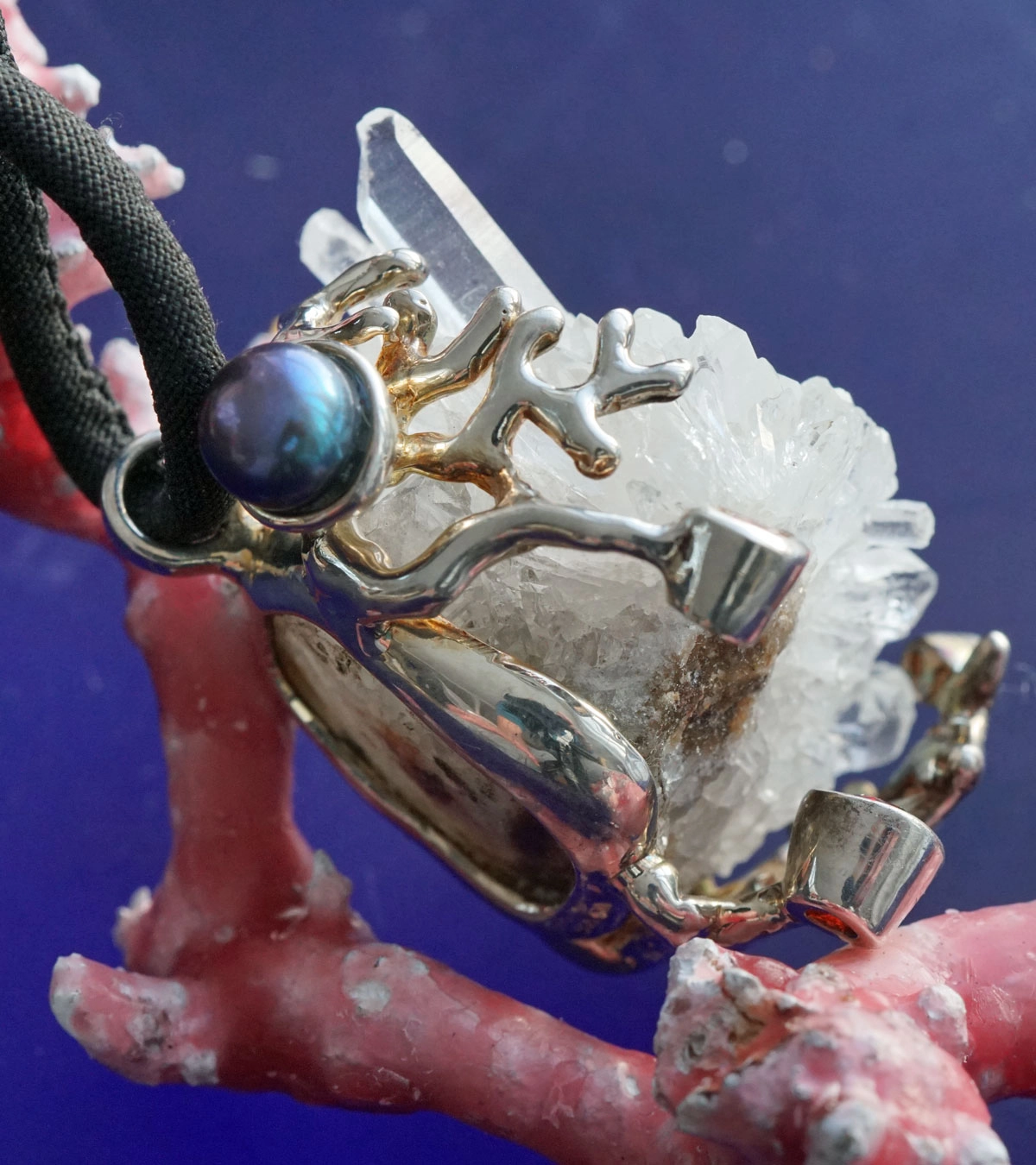Herz wie ein Bergwerk Anhänger Kristallstufe Granat Zuchtperle Saphir in Silber