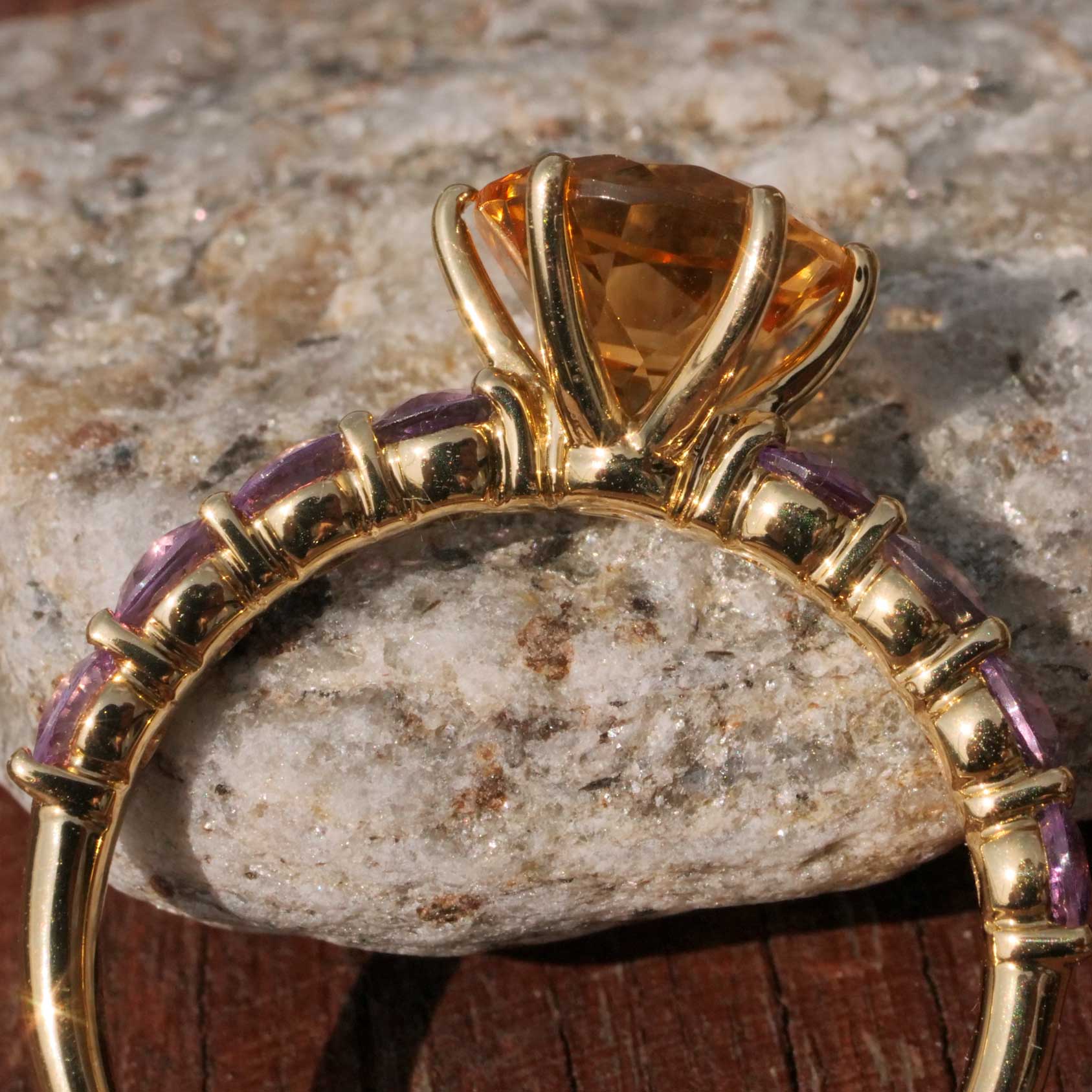 Cooler Farbstein Schmuck I Saphir Citrin Ring in 750er Gelbgold 2.63 ct in goldgelb und muskatviolett  