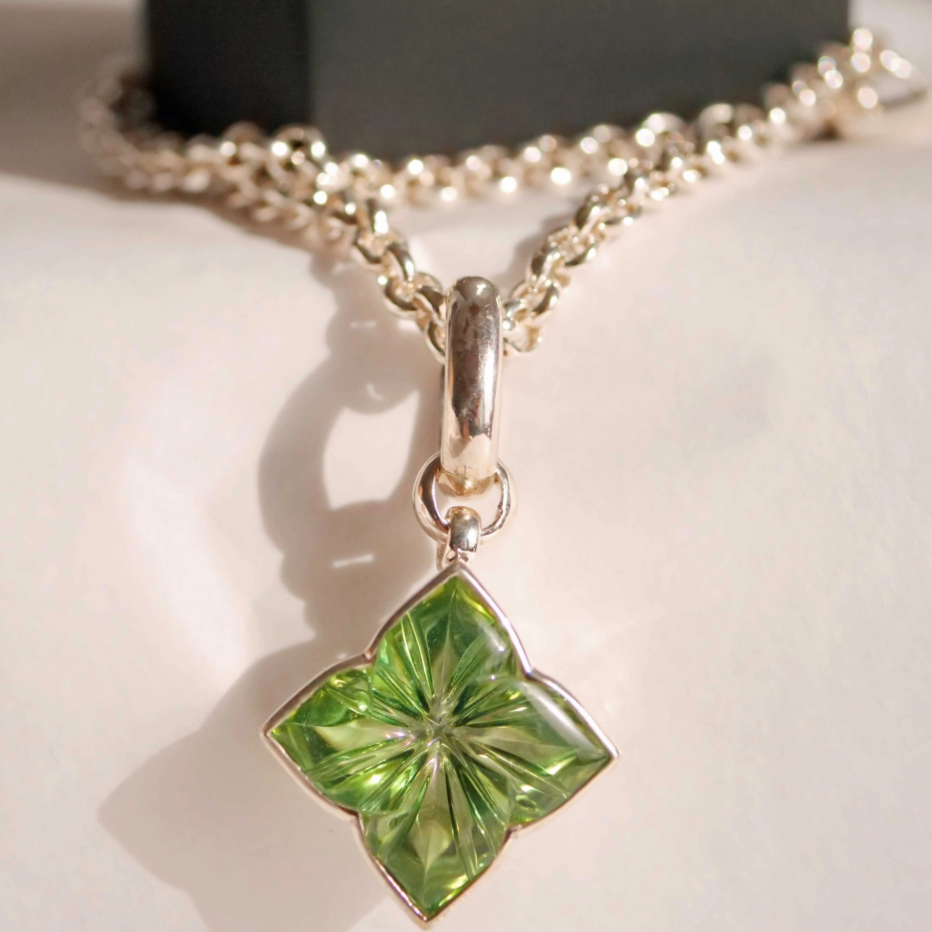 Chilango Anhänger Square Flower Diamond Cut Green Amethyst 925er Silber