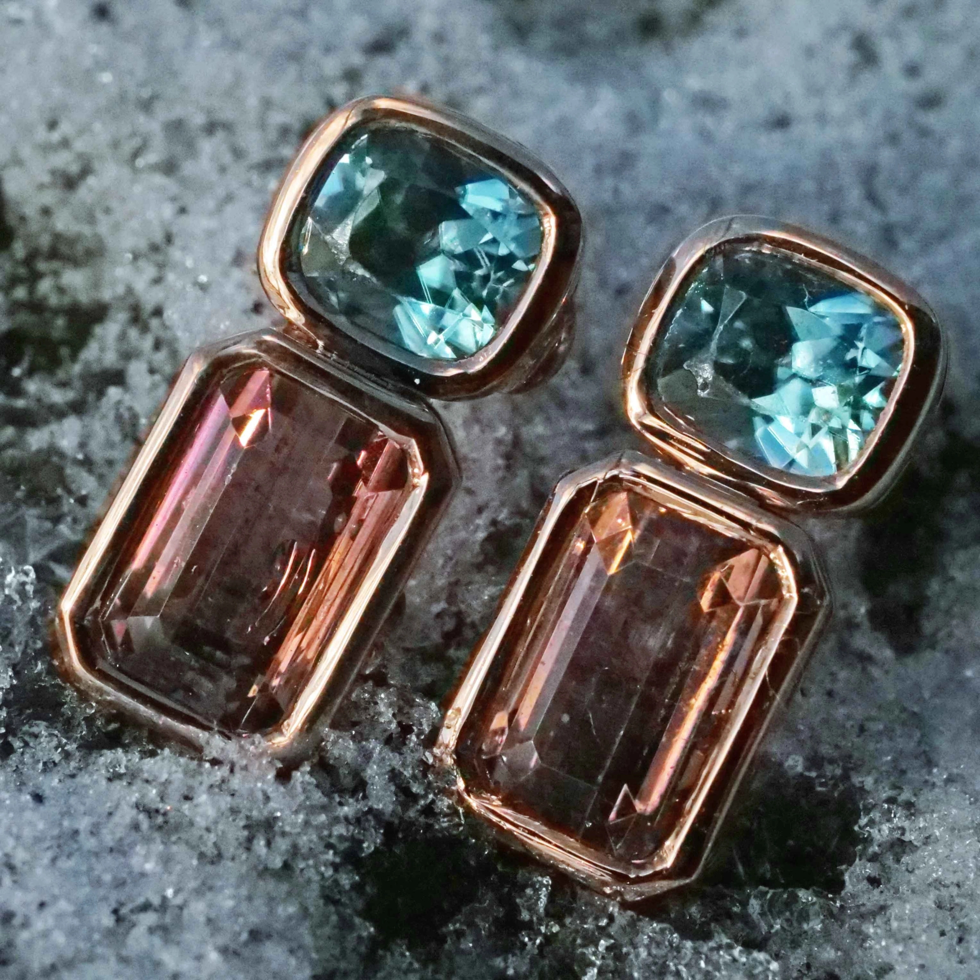 Blaue Zirkon Turmalin Ohrstecker in 750er Rosegold........elegante Kontrast Farben