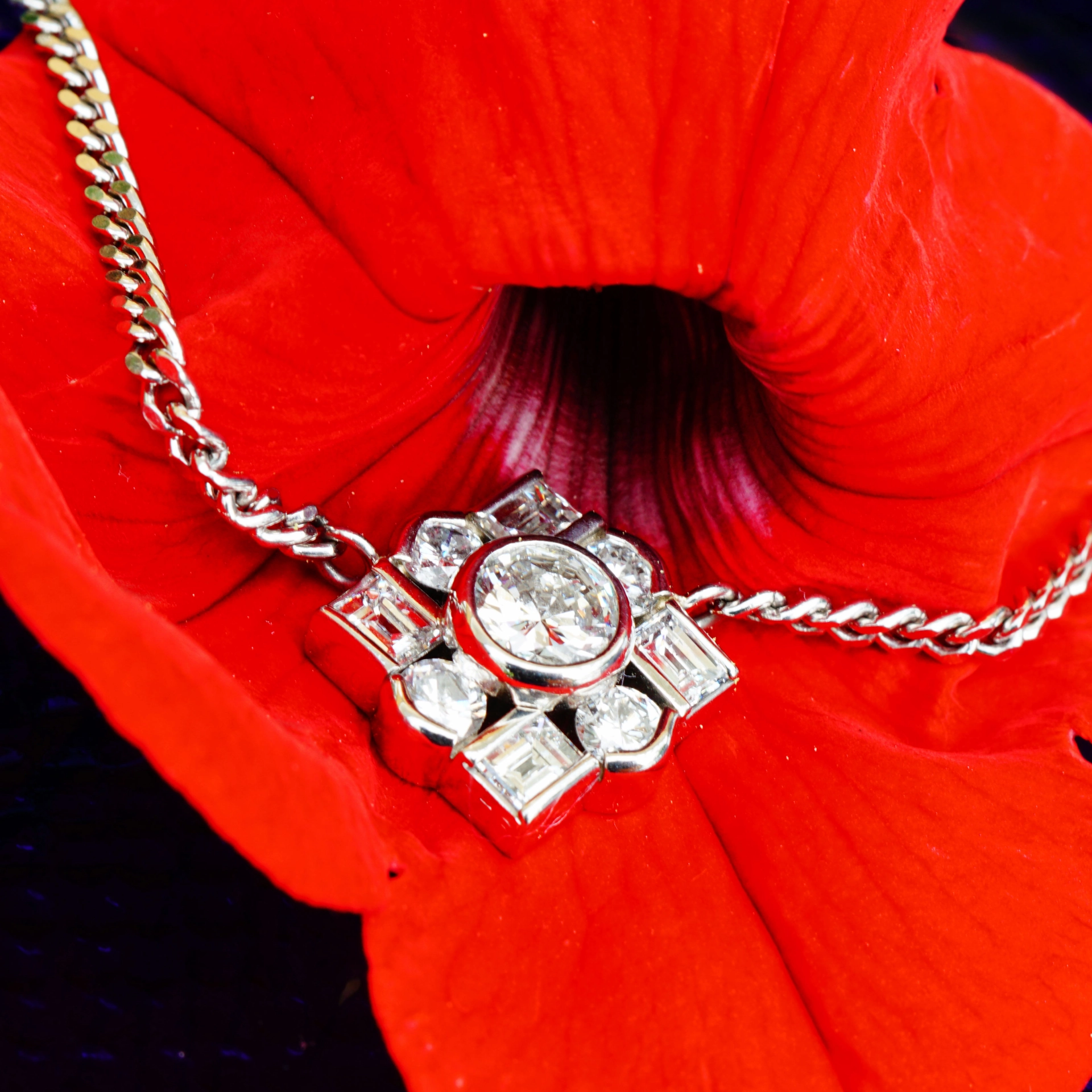 Halbkaräter Collier in 900er Platin  total ca. 1.57 ct Erlesener Platinschmuck