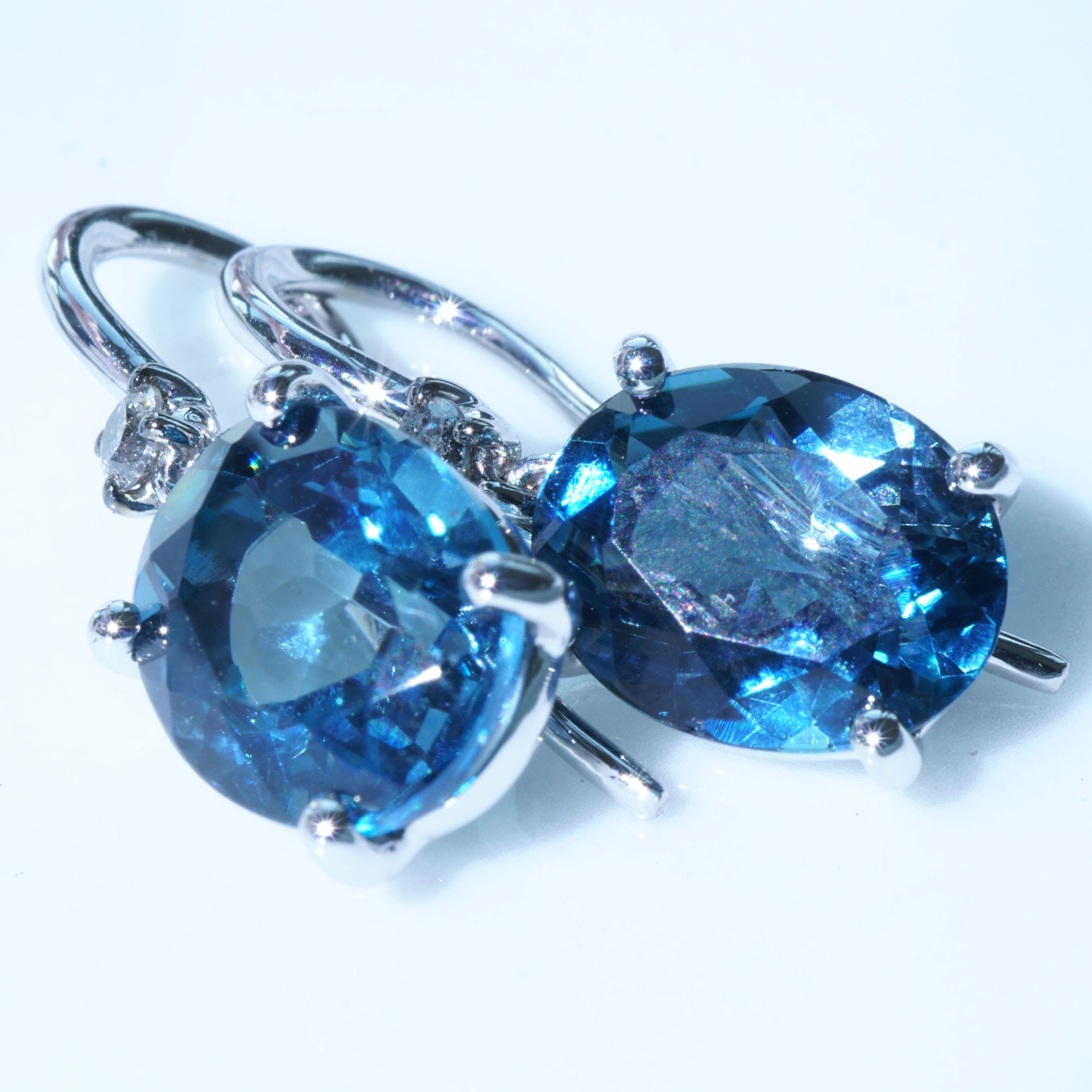 Ohrhänger Topas Brillant London Blue 750er Weissgold dazu stahlgraue Brillanten