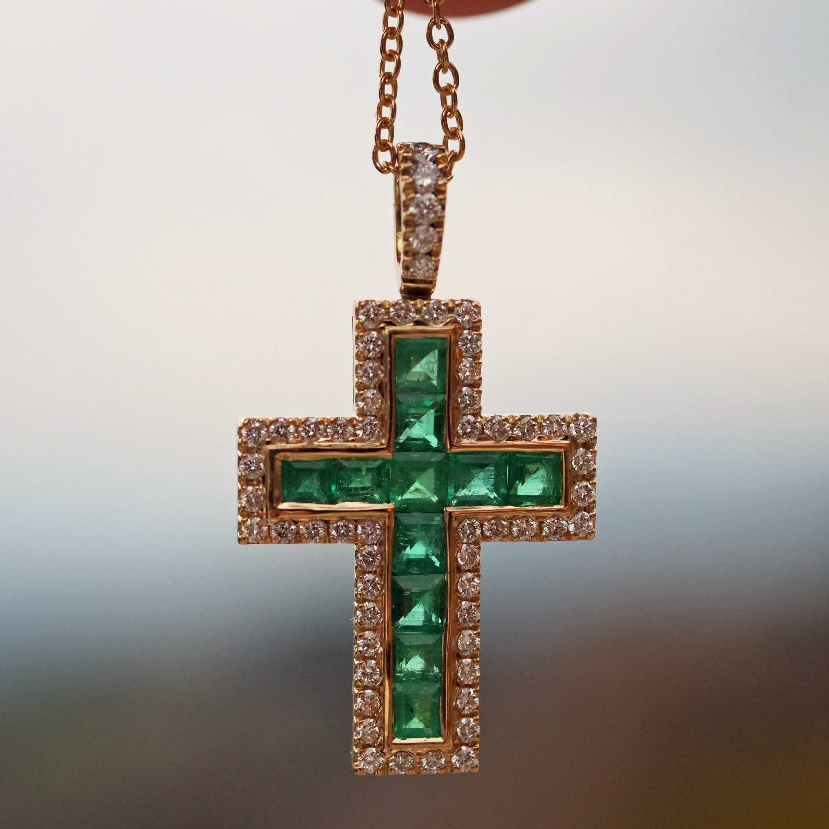Leuchtend grünes AAA+ Panshir Smaragd Brillant Kreuz mit Kette in 750er Gelbgold - 0.98 ct 0.38 ct TW VS 
