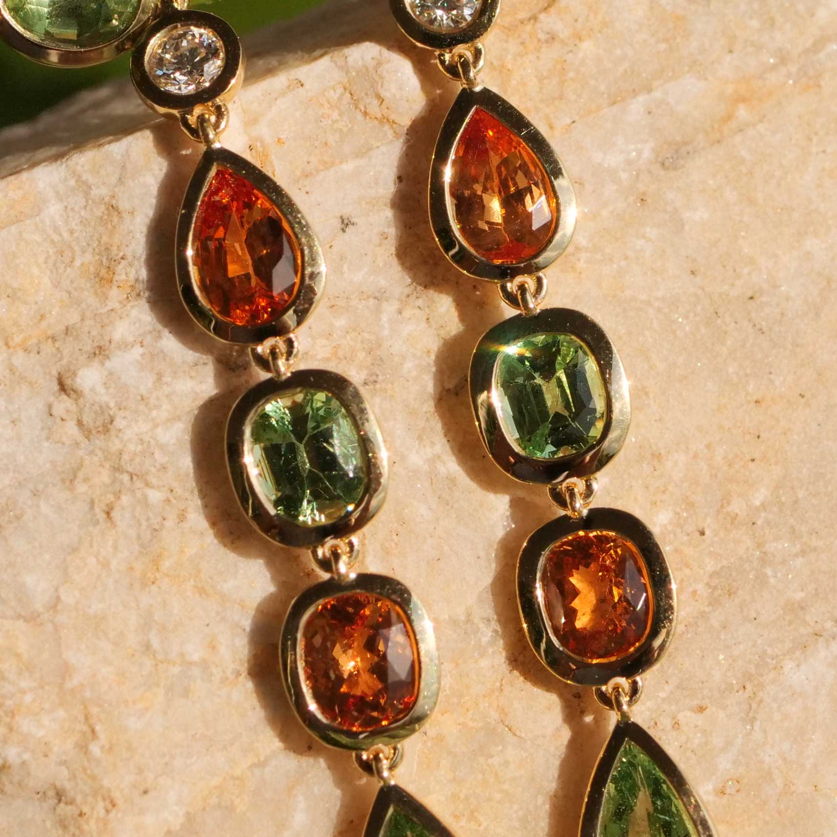 Seltene Mandarin Granat Tsavorith Brillant Chandelier Ohrhänger  750er Gelbgold 6.21 ct 0.24 ct Ausnahmefarbe Orange und Grün