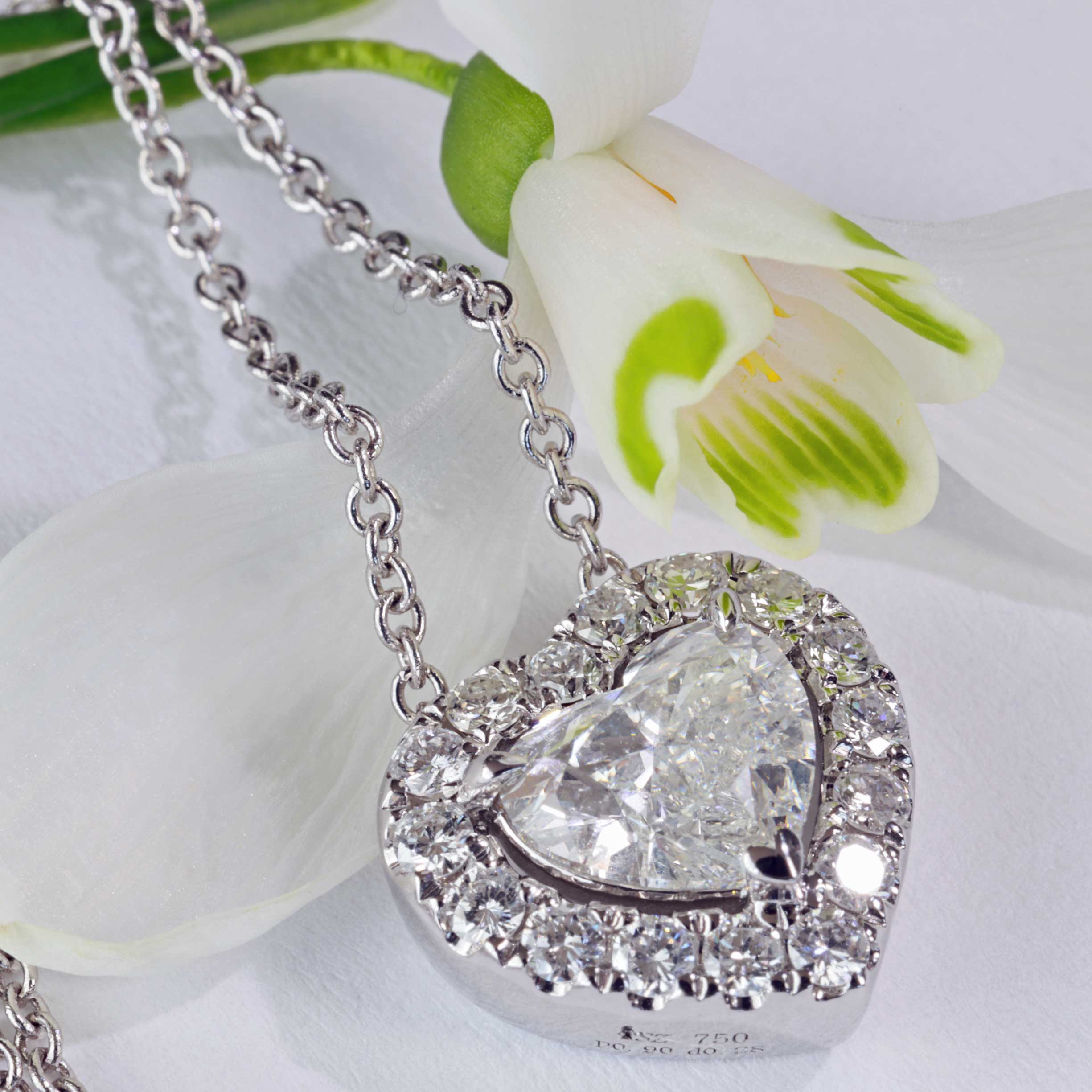 Anhänger mit Brillant HERZ 0.90 ct D SI2  5.80 x 6.71 x 3.70 mm GIA Gutachten 750er Weissgold