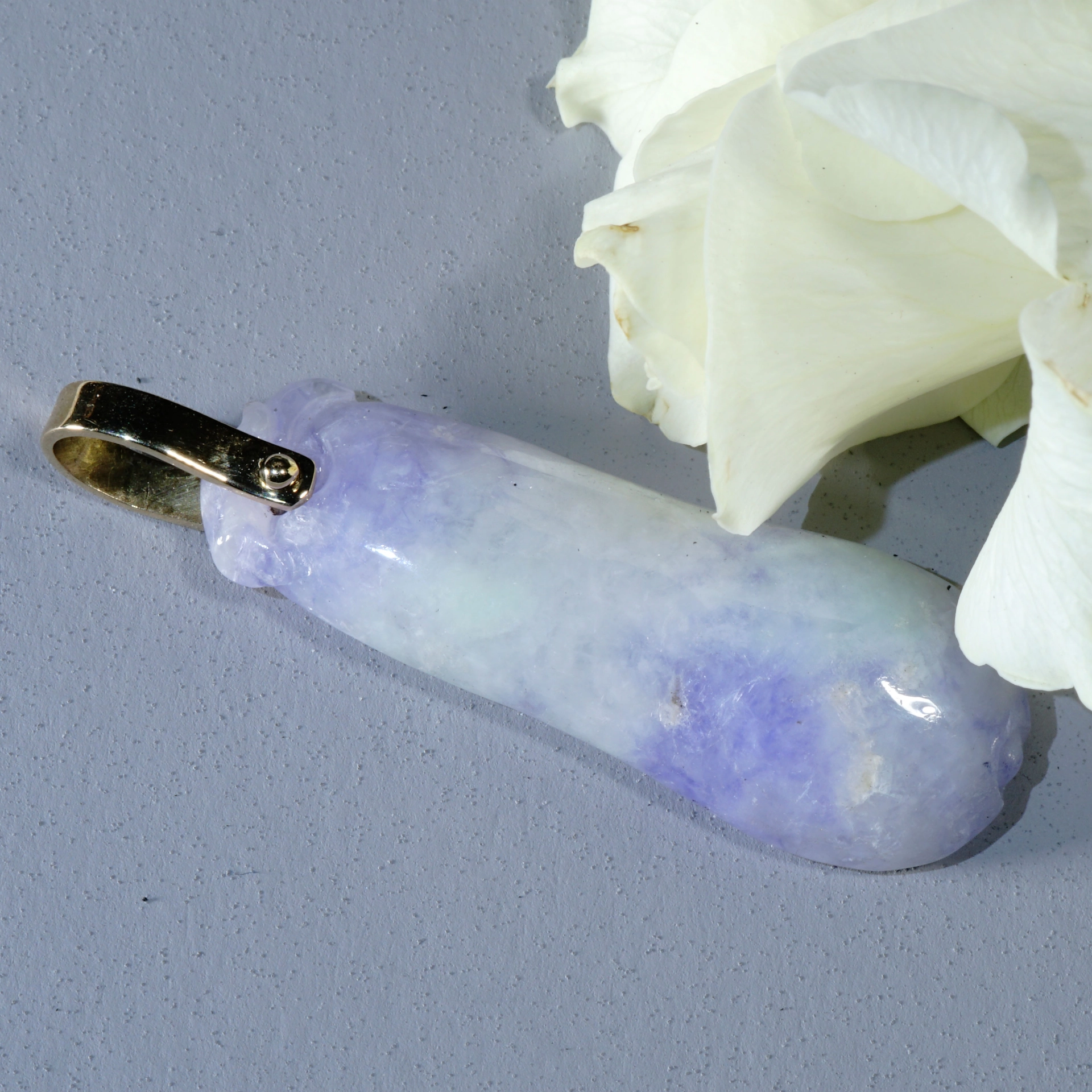 Natur Lavendel Jade Anhänger 585er Gelbgold 45 x 14 mm mit neongrünen Farbanteilen..ausgefallen