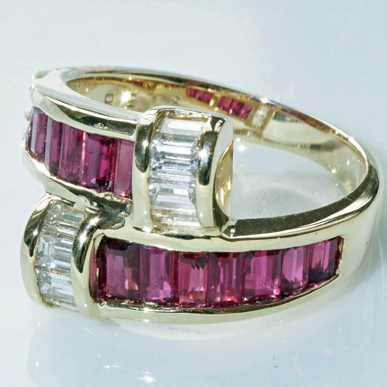 Rubin Diamant Ring 750er Gelbgold 2.13 ct 0.58 ct ......Rubine satt kombiniert mit Diamantbaguetten