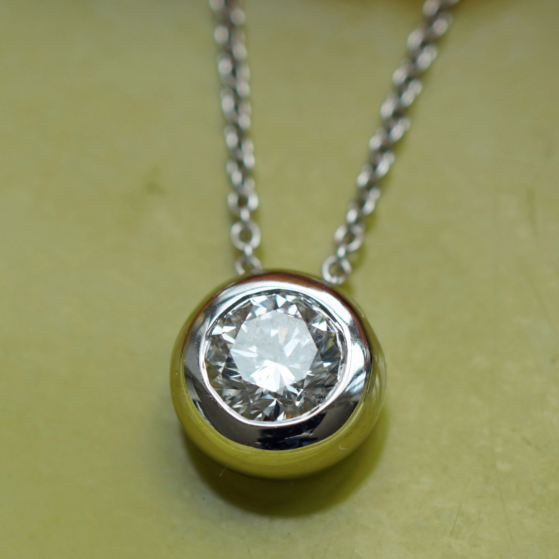 Brillant Solitär Anhänger mit Kette 750er Weissgold 0.41 ct W SI...genau den will ich...