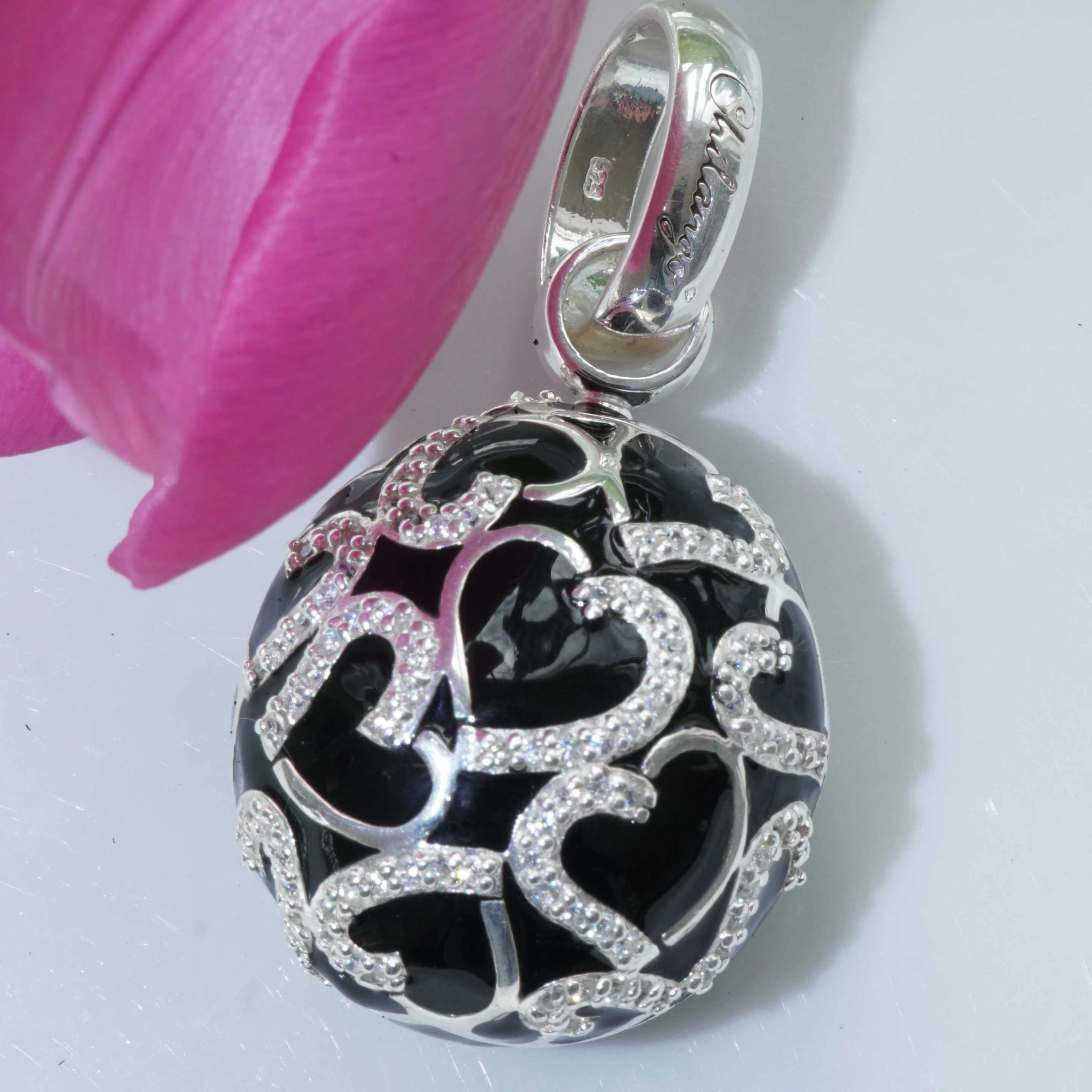 Original Chilango Anhänger im Stil Faberge Emaille Heart Black 925er Silber mit Steinbesatz