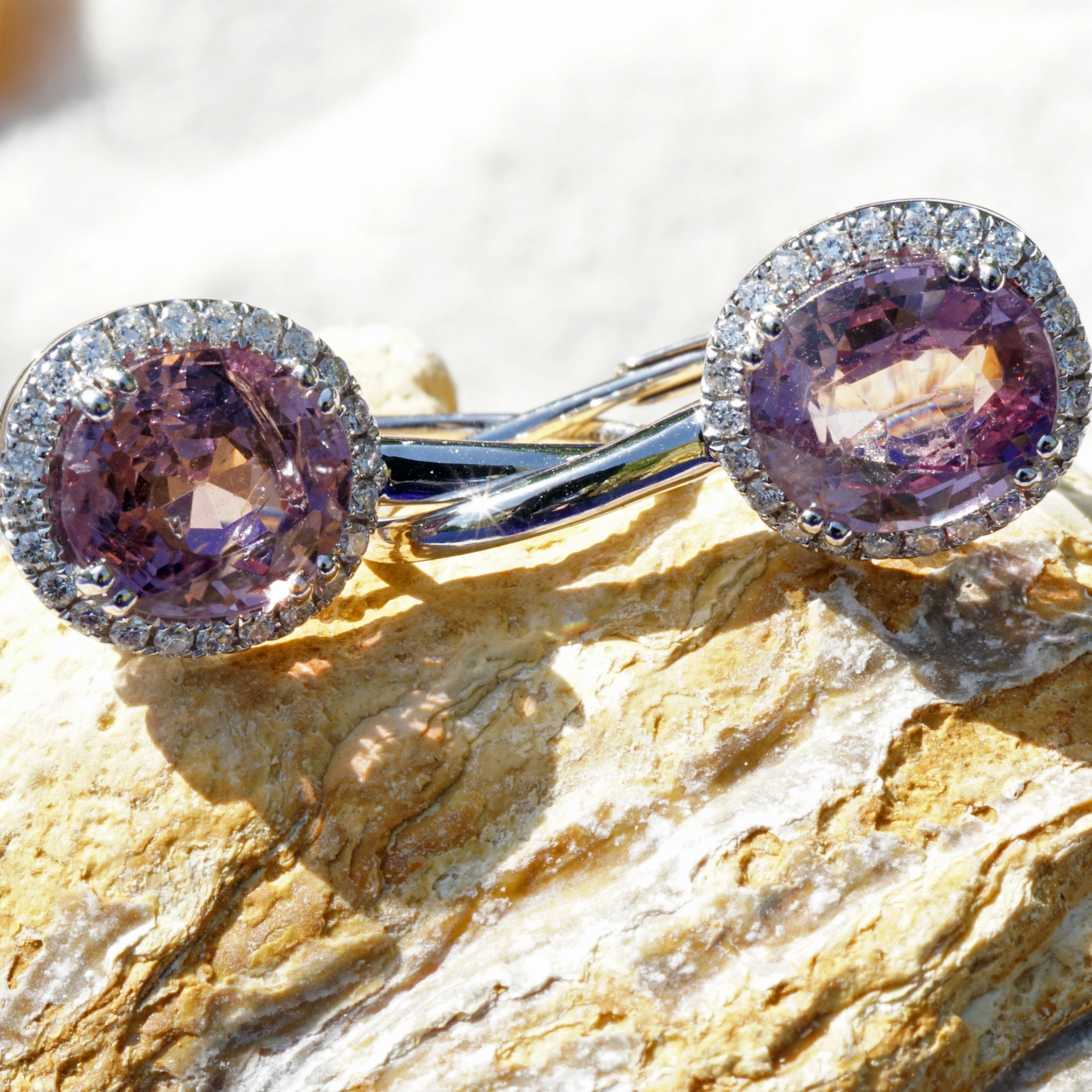 Spinell Brillant Ohrhänger 2.62 ct pink-purple Burma AAA 750er Weissgold in Form von coolen Hängern