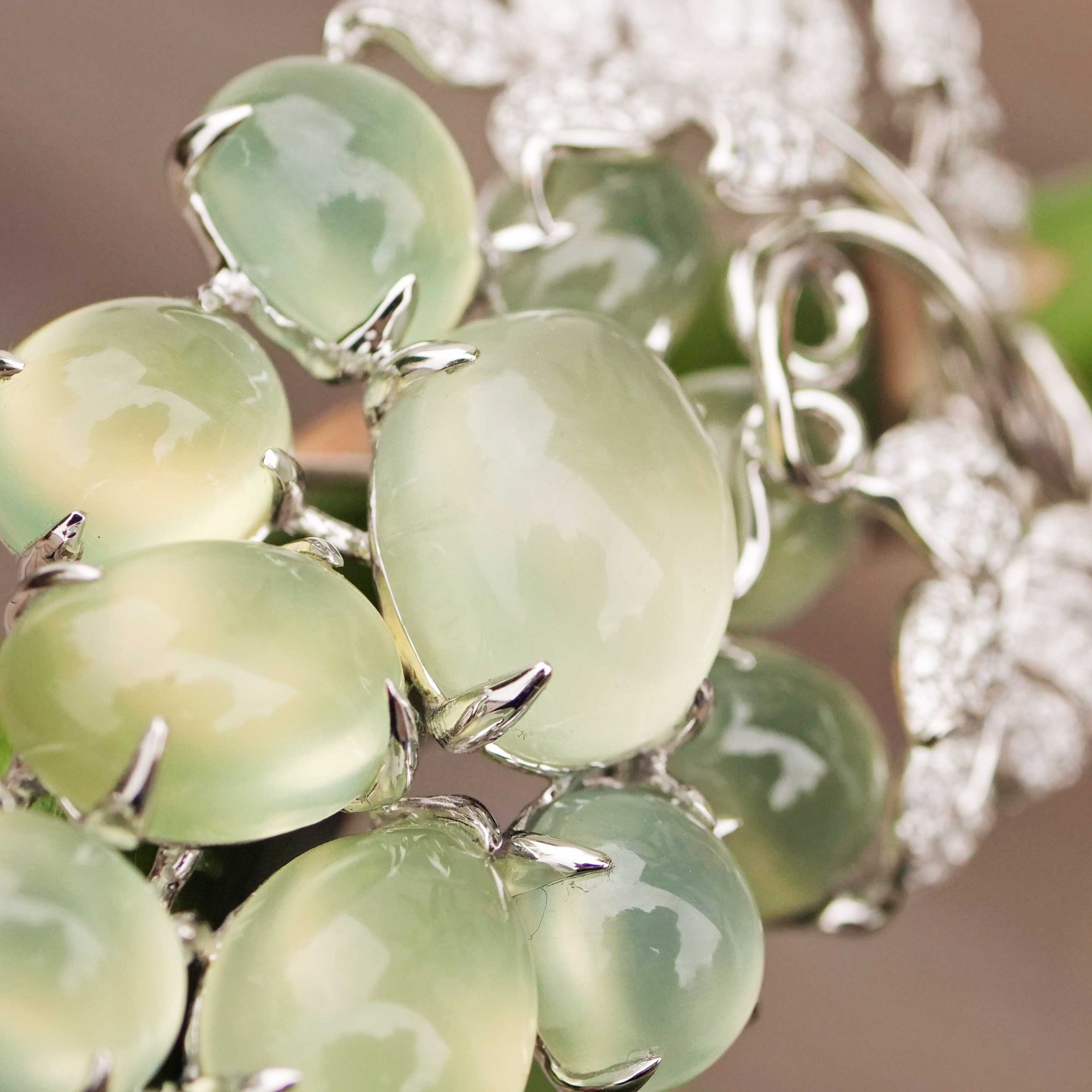 Wein Prehnit Brillant Brosche mit Anhänger 750er Weissgold 70 ct 2.19 ct TW / VVS VS Meisterstück