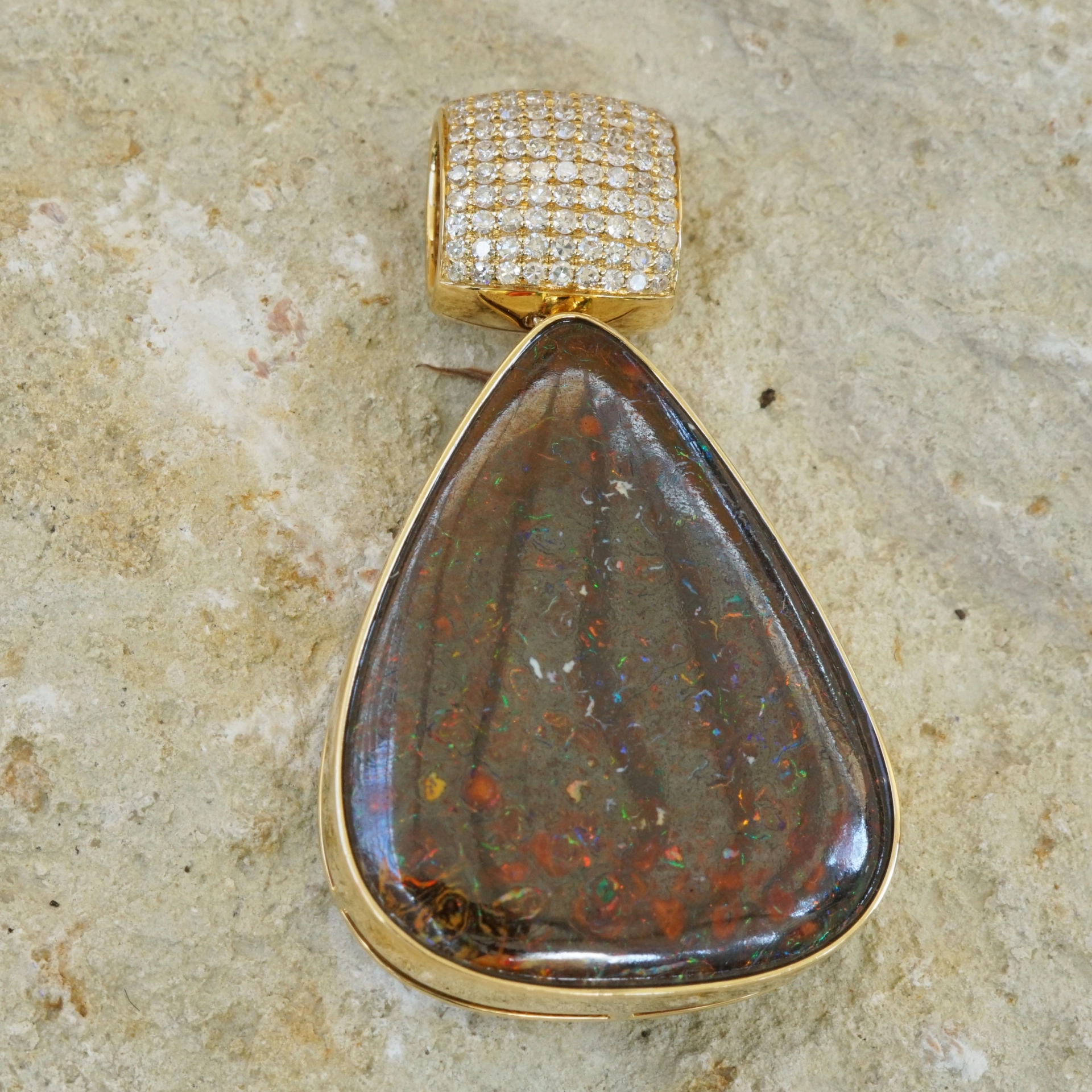 Opal Matrix Brillant Anhänger 31 ct 0.46 W SI-P 750er Gelbgold AUSTRALIEN