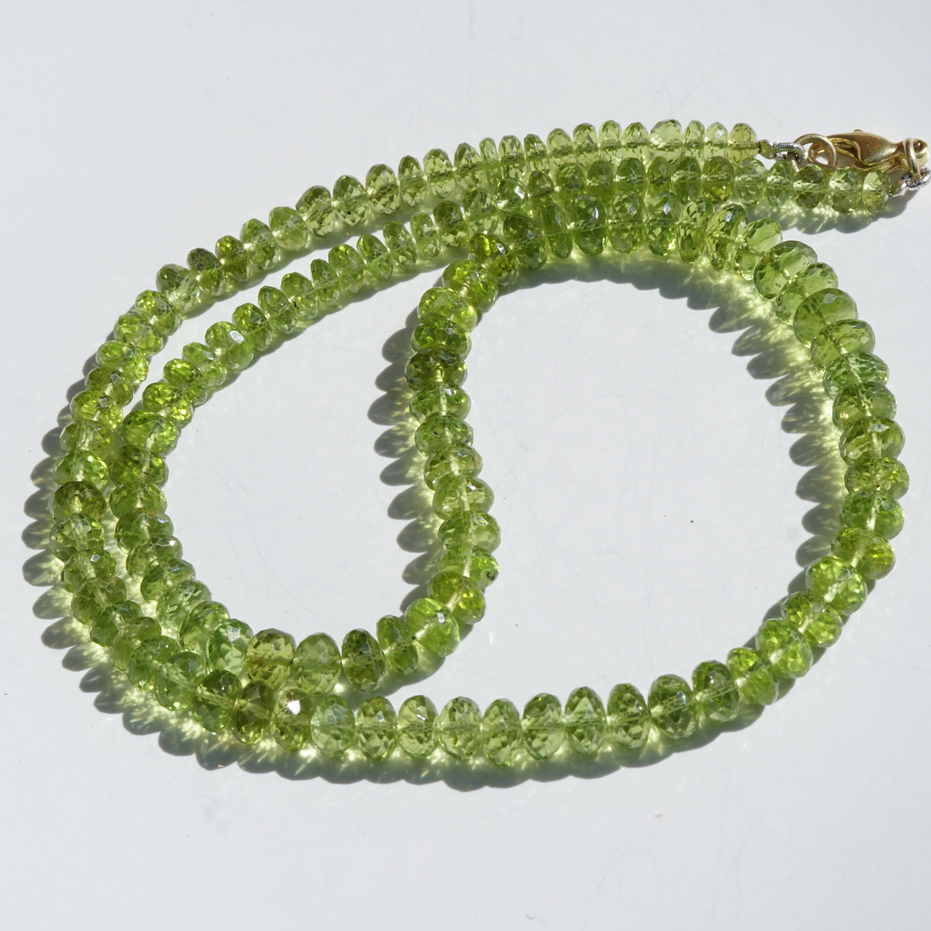 Peridotkette facettiert mit ca. 140 ct mit Karabiner in 585er Gelbgold 5-7,2 mm
