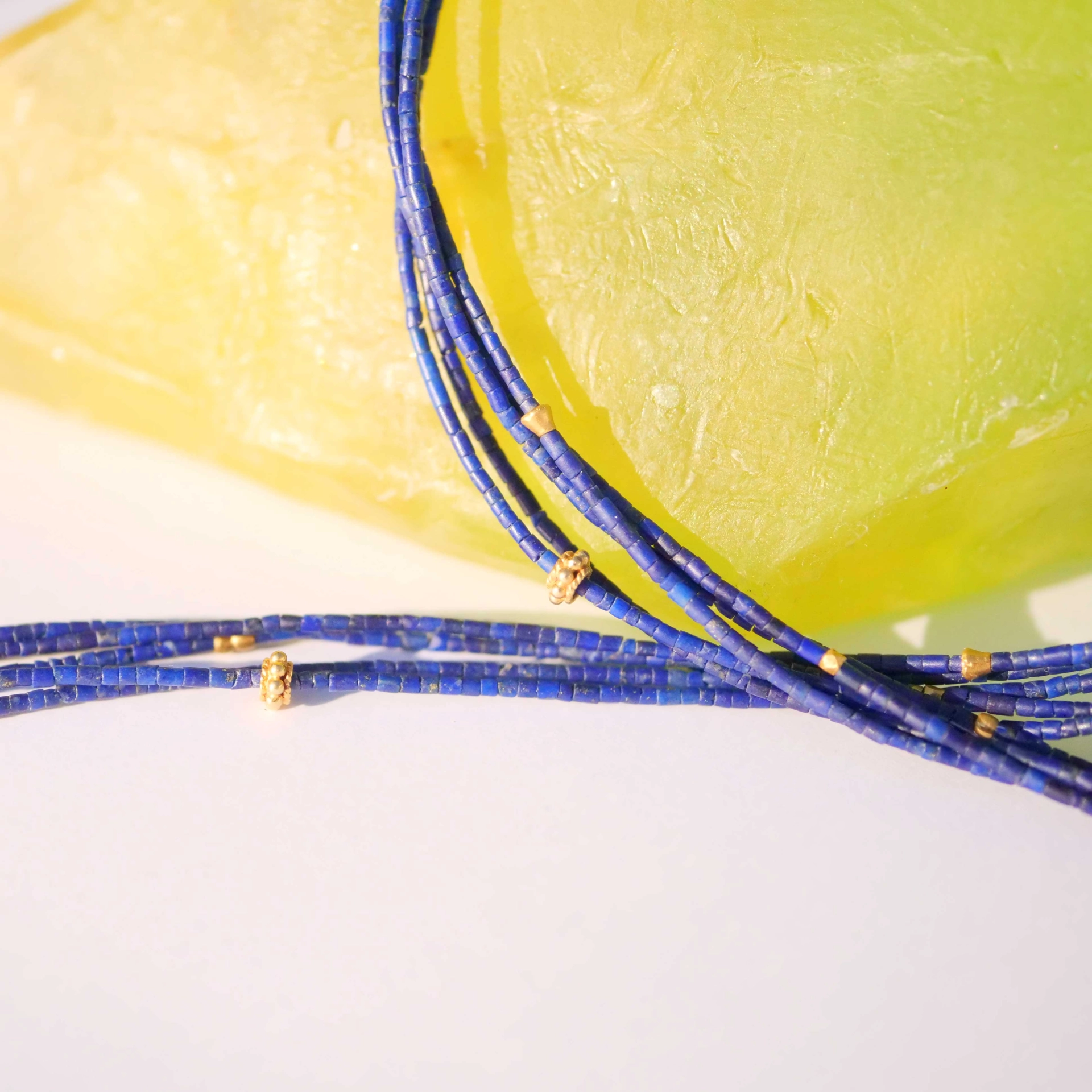Lapis Lazuli Collier 5-reihig mit 900er Feingold Elementen und Antikschmuck Hänger