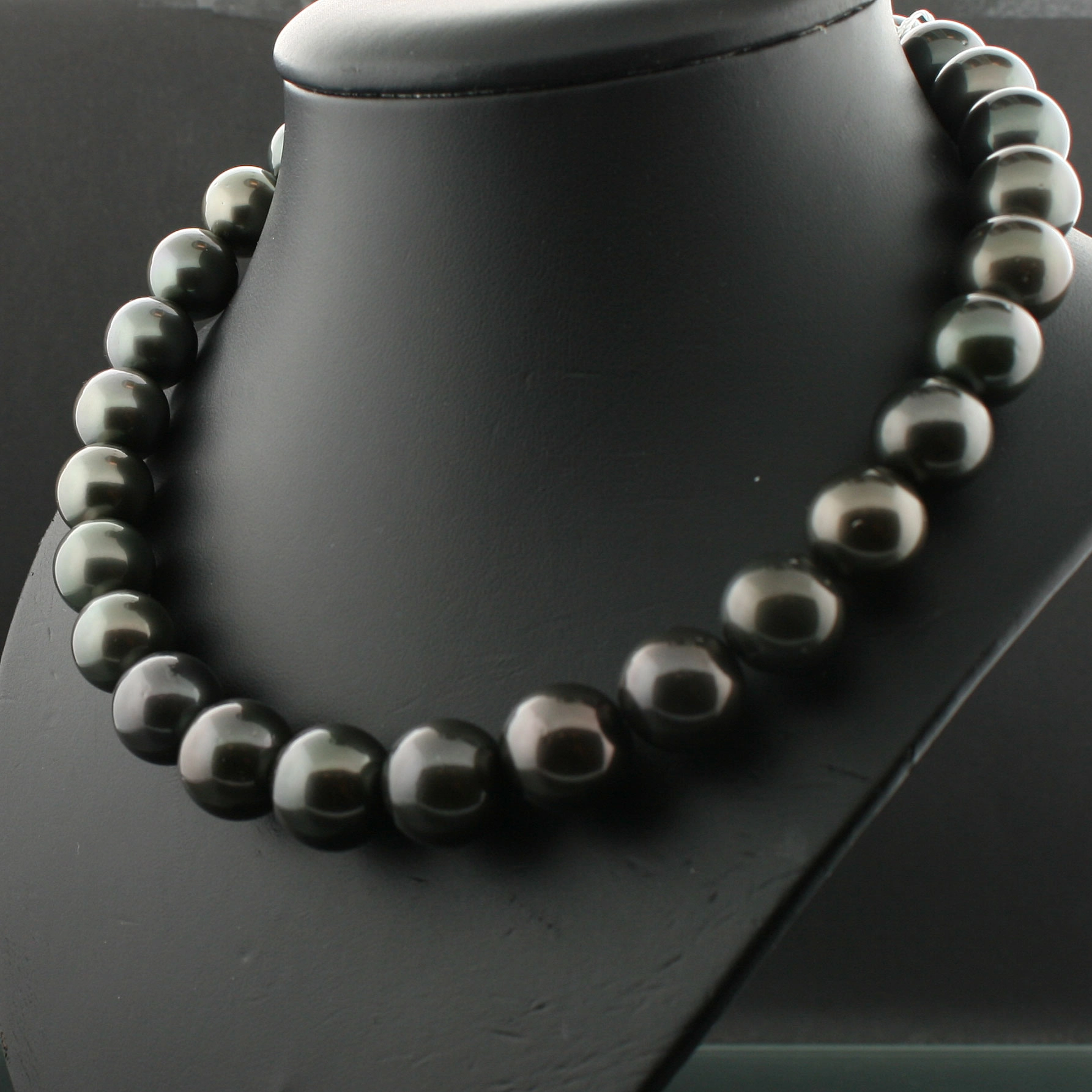 Schwarze-Tahiti-Zucht-Perl-Kette-14,4x12 mm