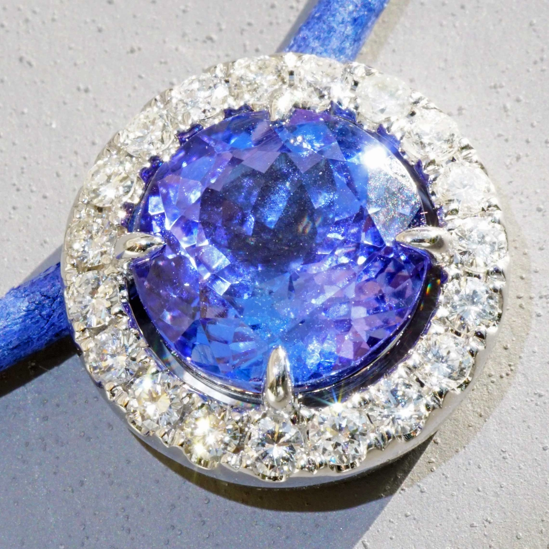 Tansanit Brillant Anhänger 750er Weissgold 2.86 ct 0.37 ct Hyazinthen blau und klasse Brillanz