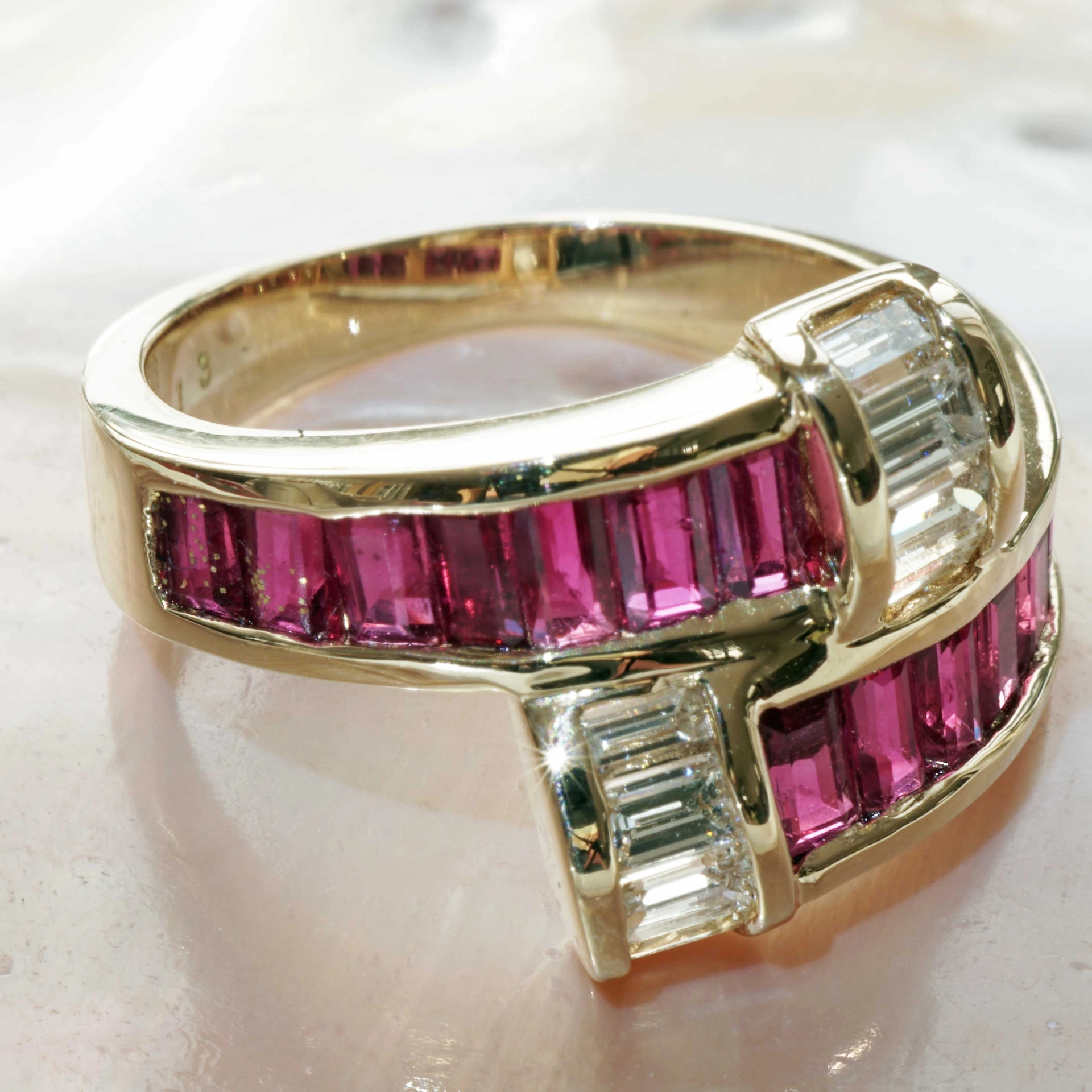 Rubin Diamant Ring 750er Gelbgold 2.13 ct 0.58 ct ......Rubine satt kombiniert mit Diamantbaguetten