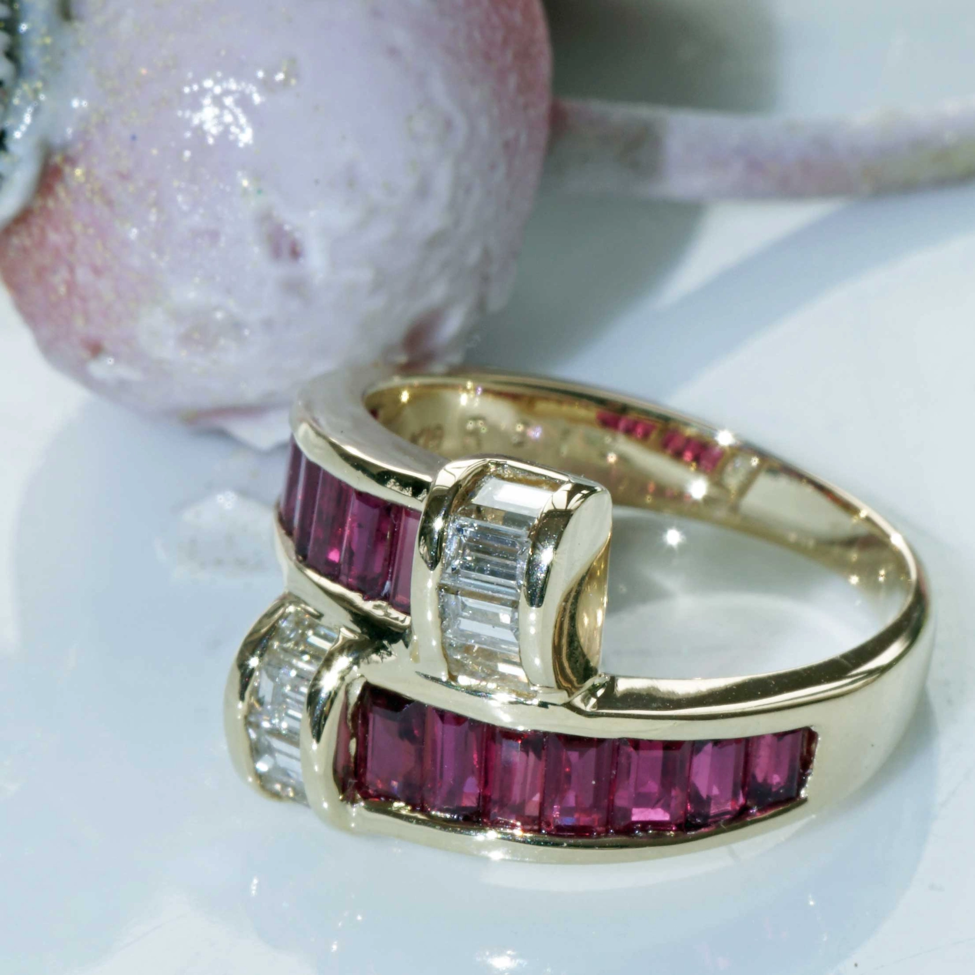 Rubin Diamant Ring 750er Gelbgold 2.13 ct 0.58 ct ......Rubine satt kombiniert mit Diamantbaguetten