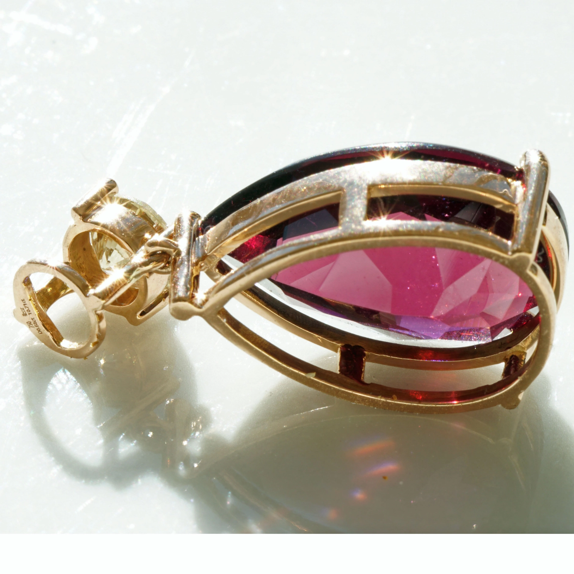 schmuckzicke_anhaenger_rosegold_rodolith_brillant_investmentSON00586 Rhodolith Brillant Anhänger 10 ct 0.67ct AAA+ 750er Rosegold IGI Expertise