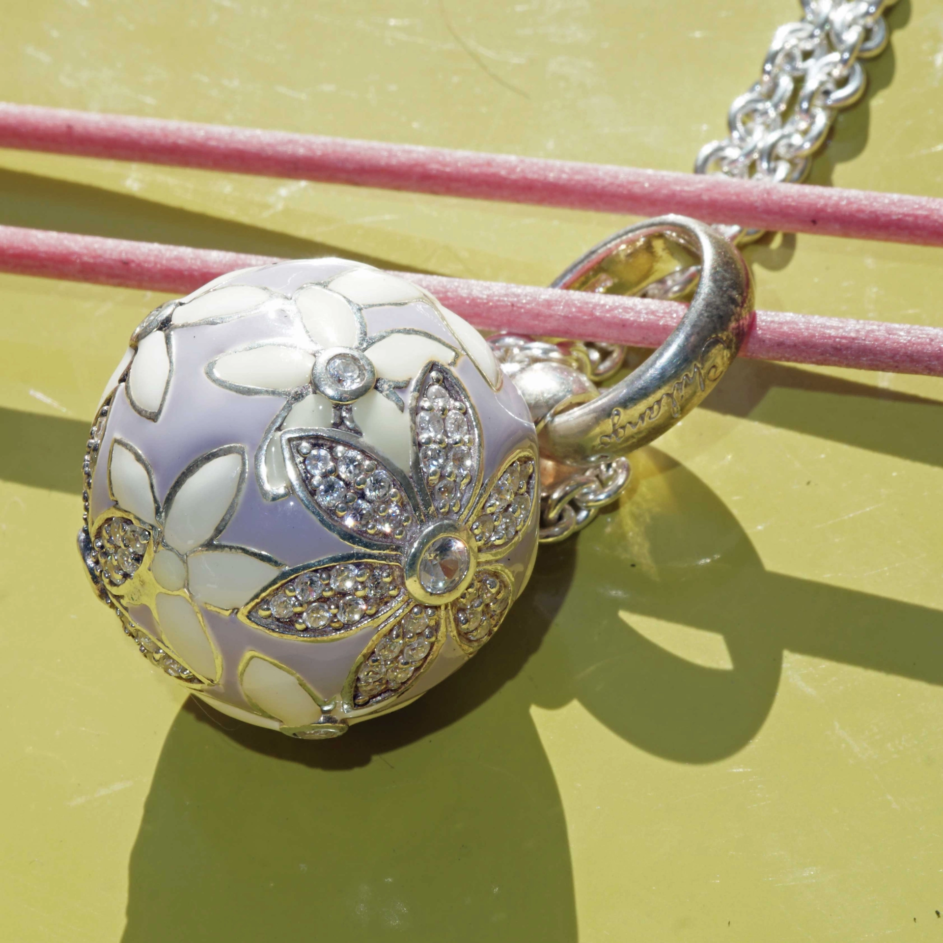 Original Chilango Anhänger im Stil Faberge Emaille Flower Flieder 925er Silber mit Steinbesatz