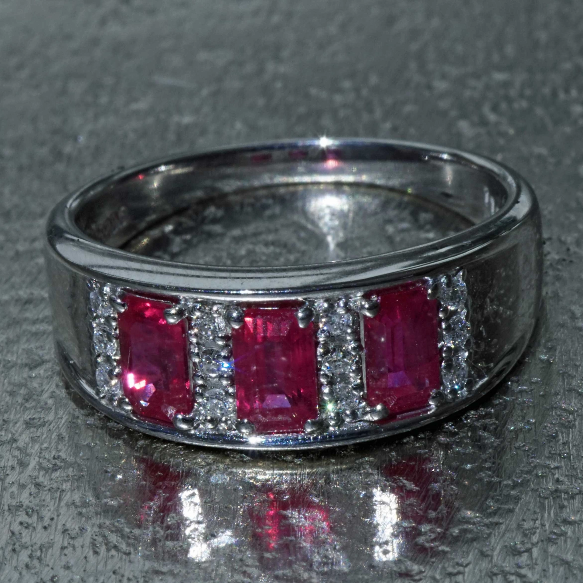 Rubin Brillant Ring 900er Platin 1.16 0.10  ct im interessanten Emeraldcut grandiose Farbe