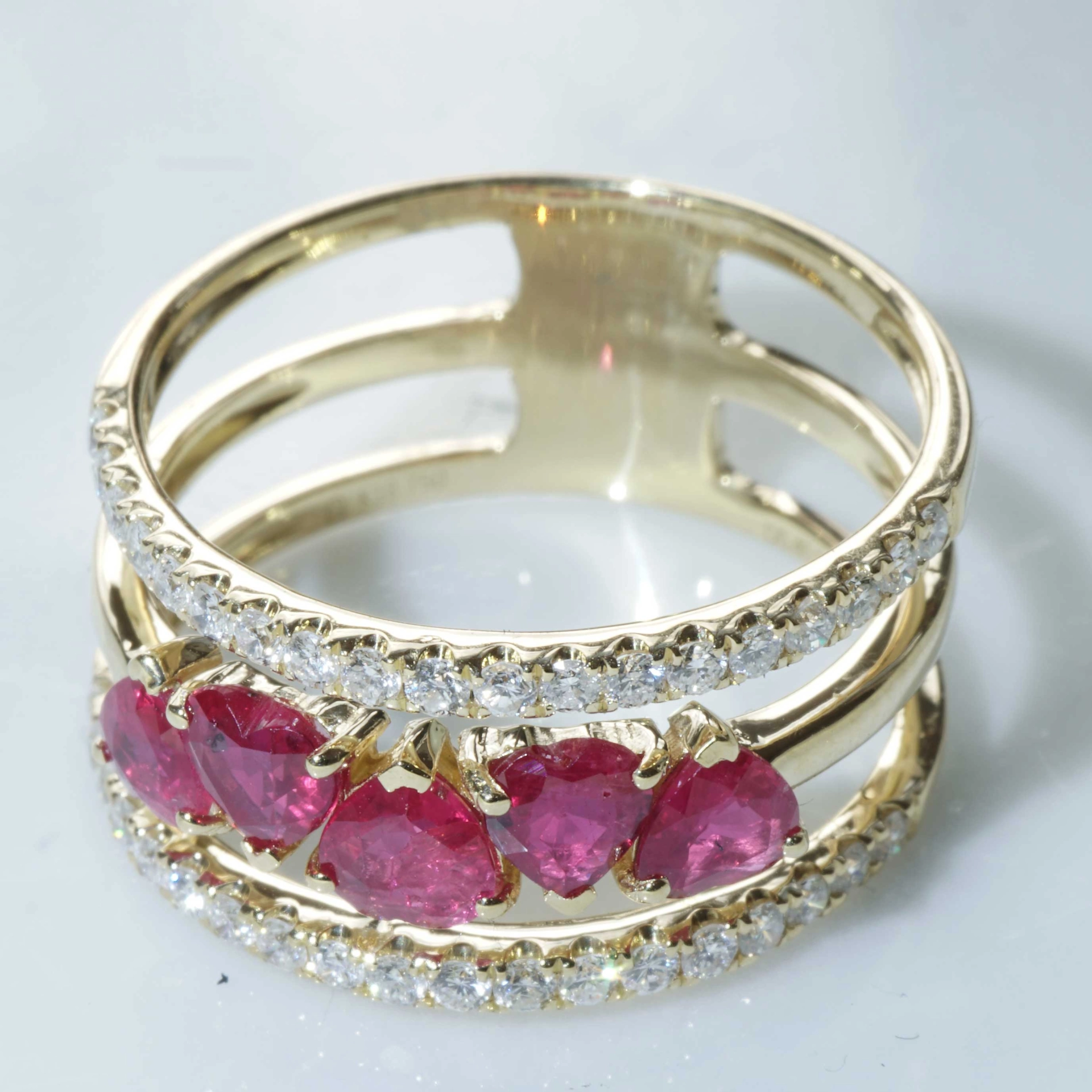 Rubin Brillant Ring 1.20 ct 0.40 ct 750er Gelbgold....fünf rote Herzen für........