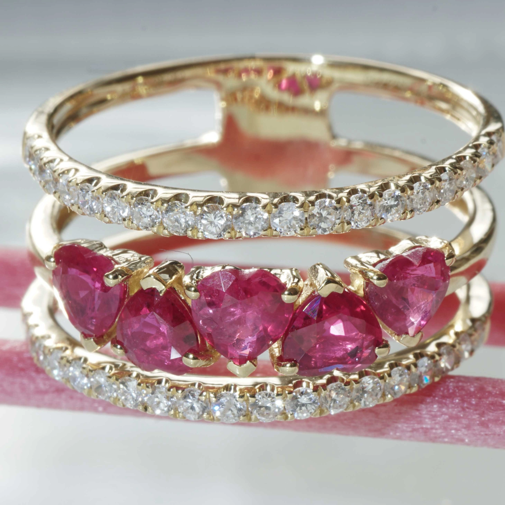 Rubin Brillant Ring 1.20 ct 0.40 ct 750er Gelbgold....fünf rote Herzen für........