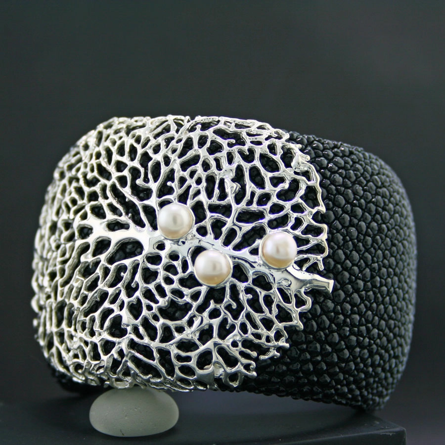 Rochenleder Armreif  925 Silber under the sea 50 mm breit schwarz