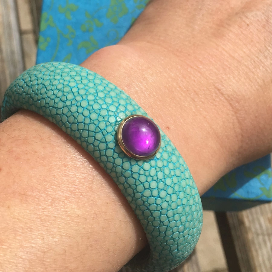 Rochenleder Armreif mit Amethyst türkisfarben 585er Gelbgold