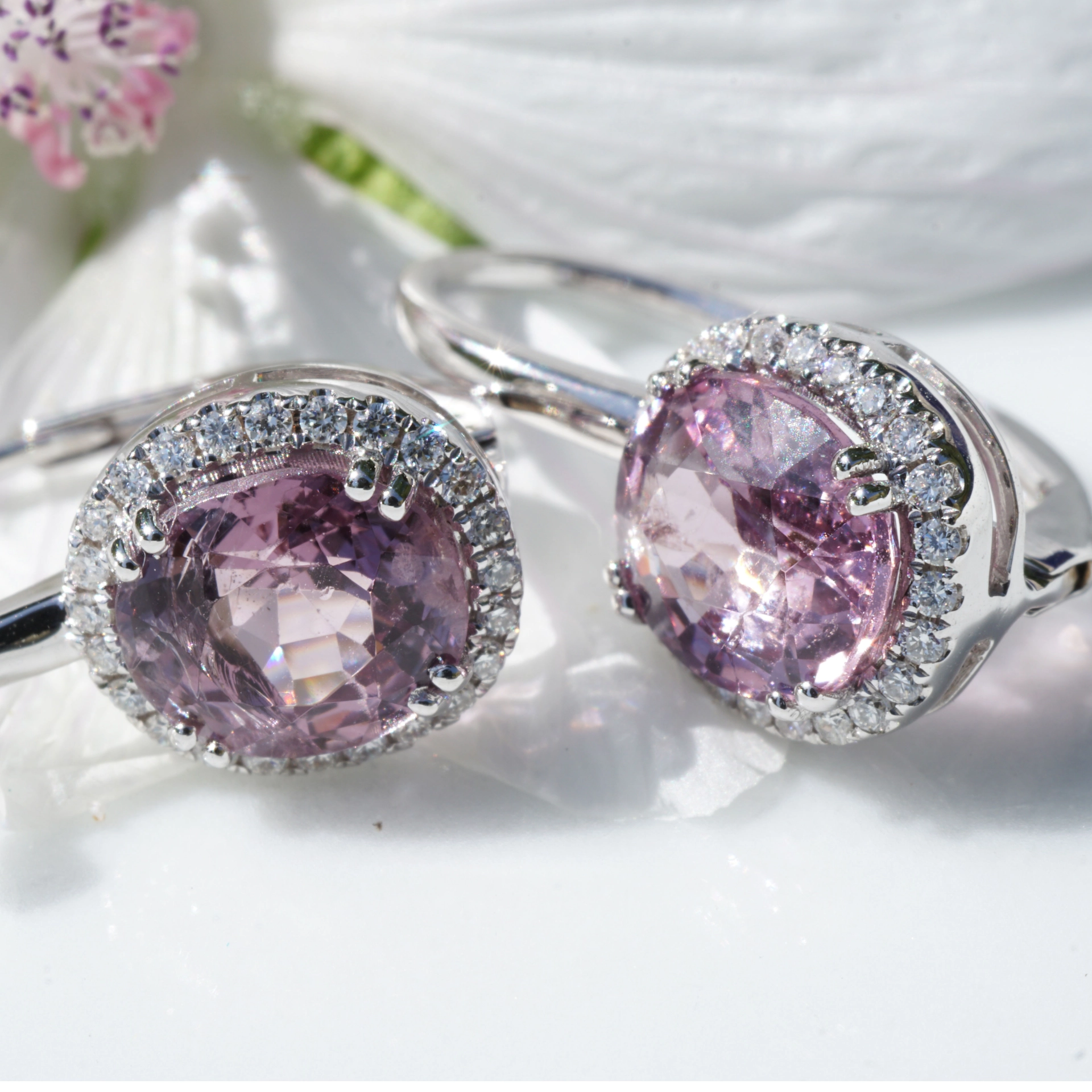 Spinell Brillant Ohrhänger 2.62 ct pink-purple Burma AAA 750er Weissgold in Form von coolen Hängern