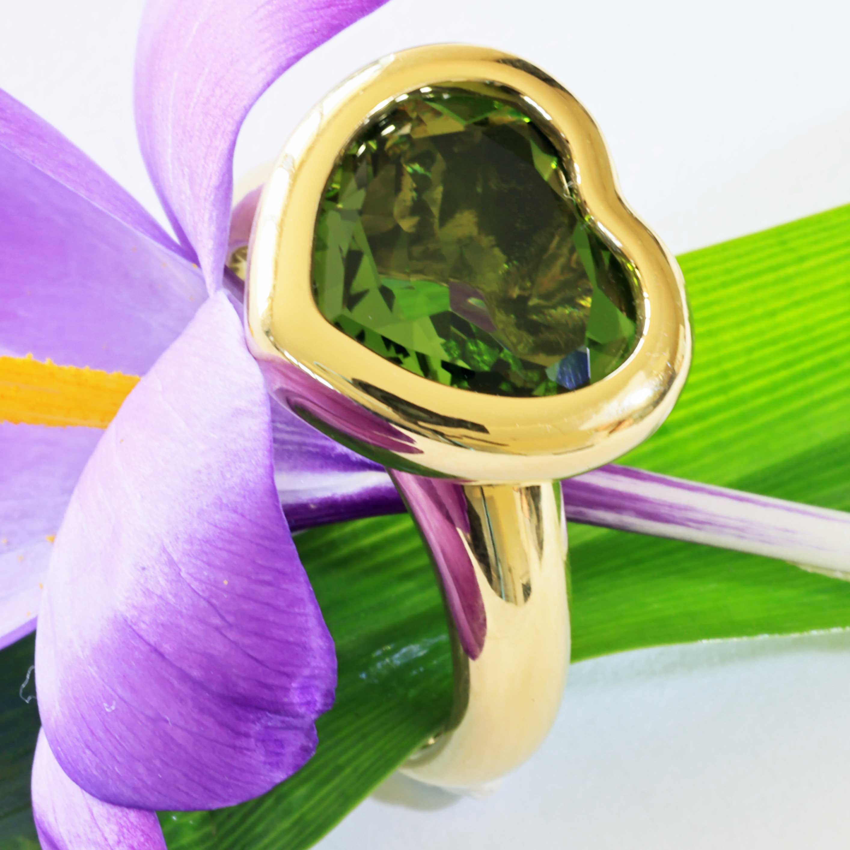 Peridot Herz Ring 750er Gelbgold 6.33 ct made in Valenza... ein grüner moderner Herzring  in massiv Gold