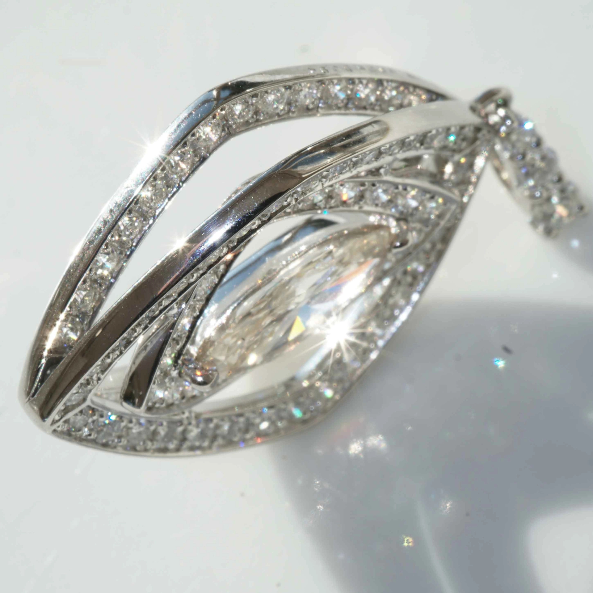 Marquise Solitär Anhänger 1.86 ct 900er Platin Meisterarbeit mit Strahlkraft