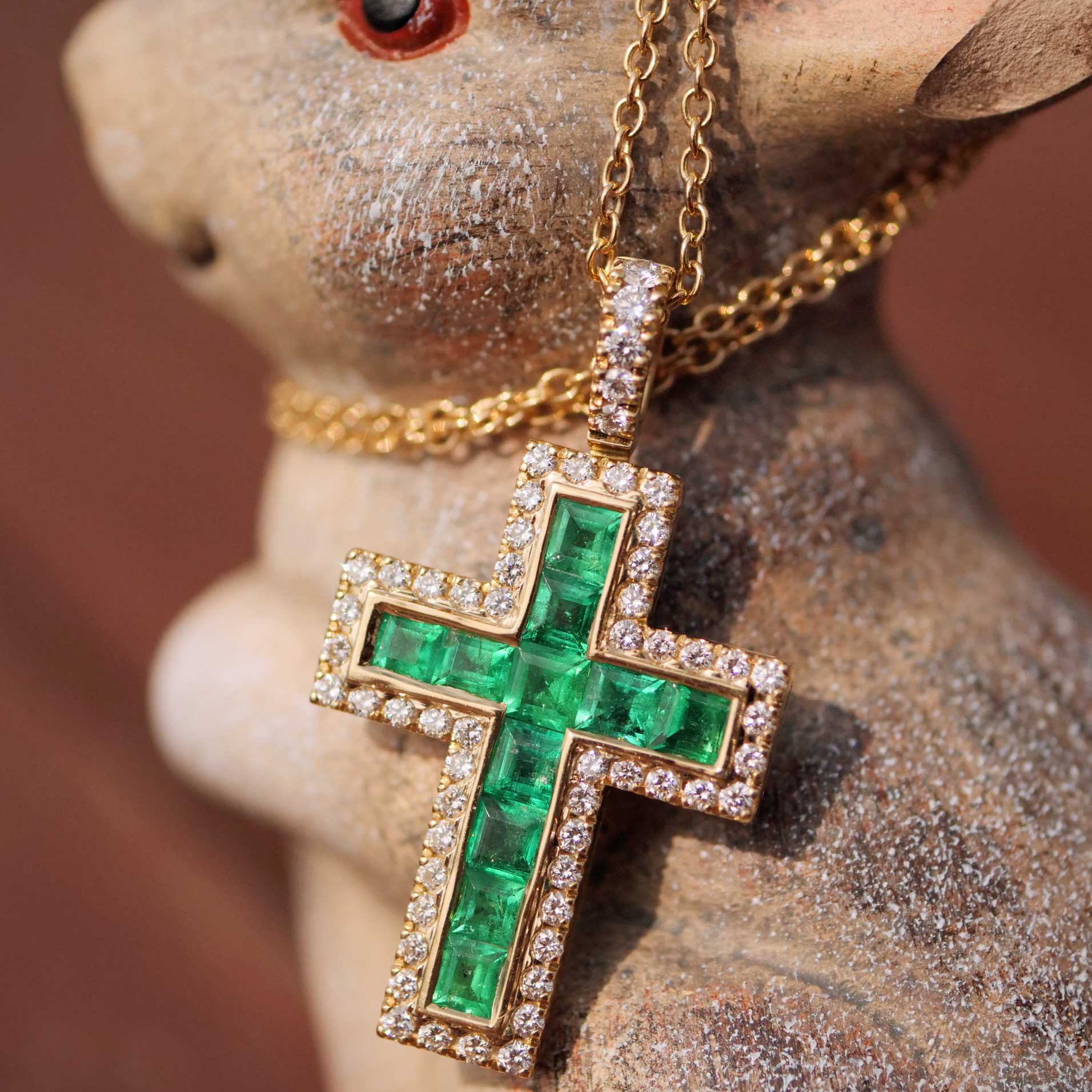 Leuchtend grünes AAA+ Panshir Smaragd Brillant Kreuz mit Kette in 750er Gelbgold - 0.98 ct 0.38 ct TW VS 
