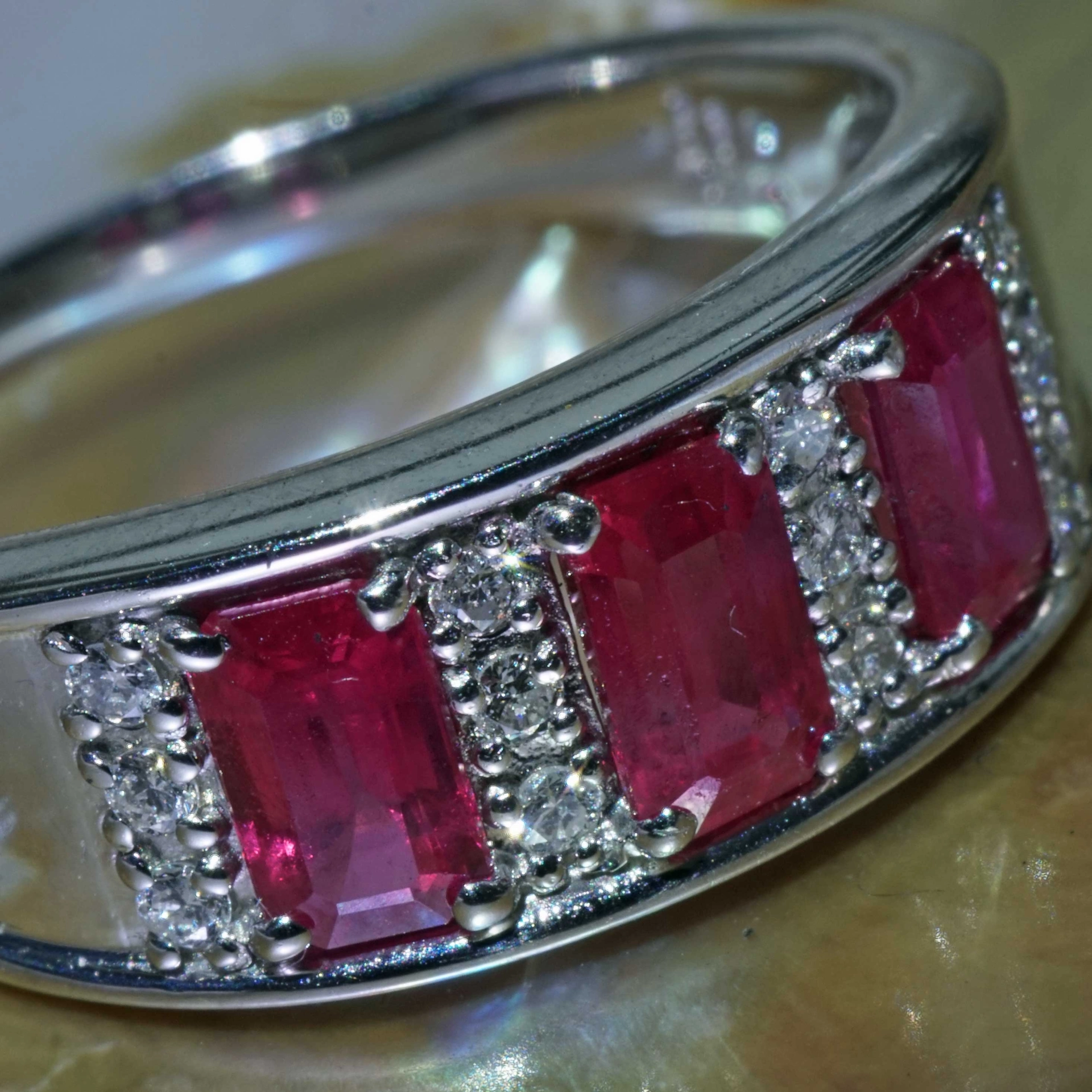 Rubin Brillant Ring 900er Platin 1.16 0.10  ct im interessanten Emeraldcut grandiose Farbe