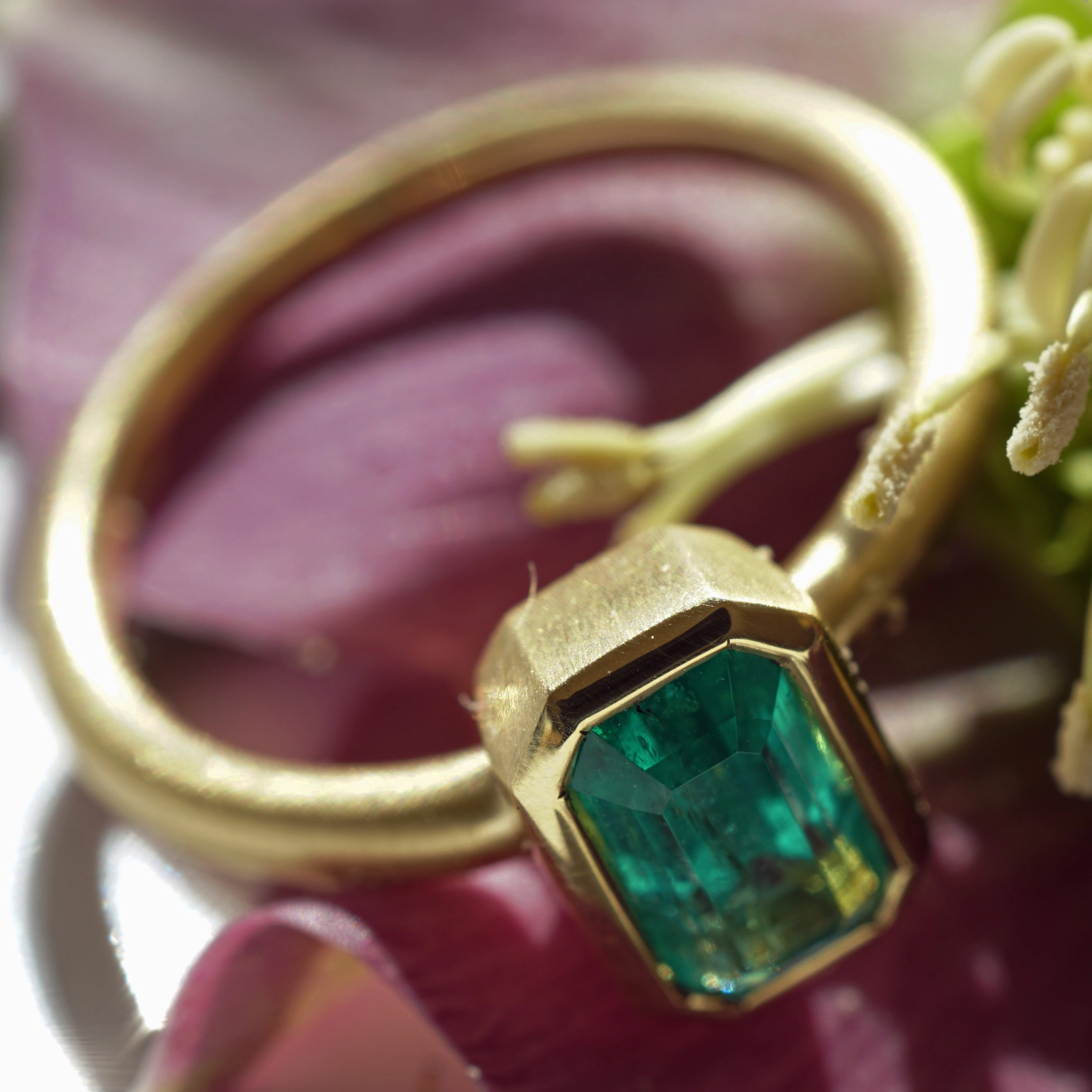 Smaragd Ring 0.97 ct Topqualität aus Afghanistan 750er Gelbgold Handarbeit