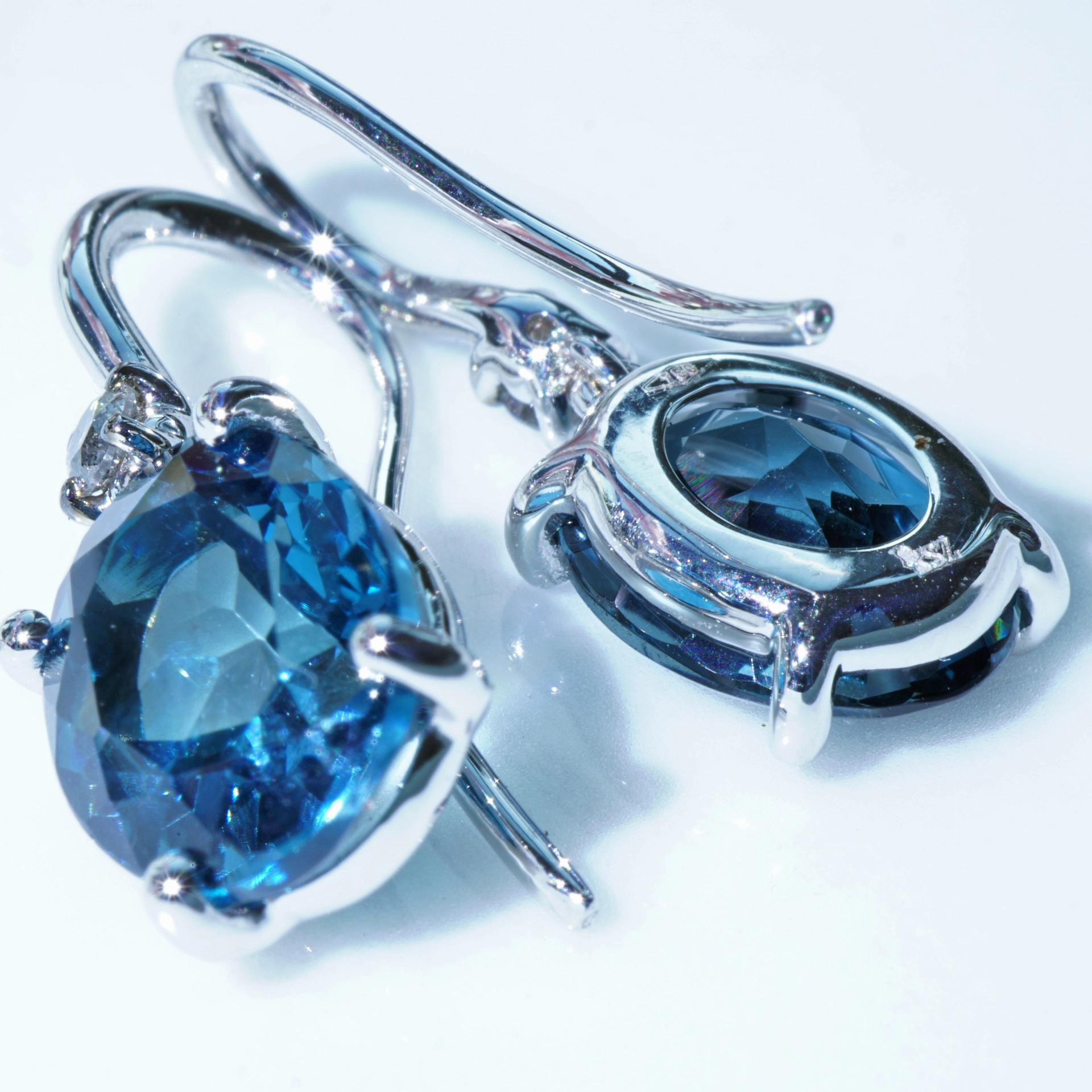 Ohrhänger Topas Brillant London Blue 750er Weissgold dazu stahlgraue Brillanten