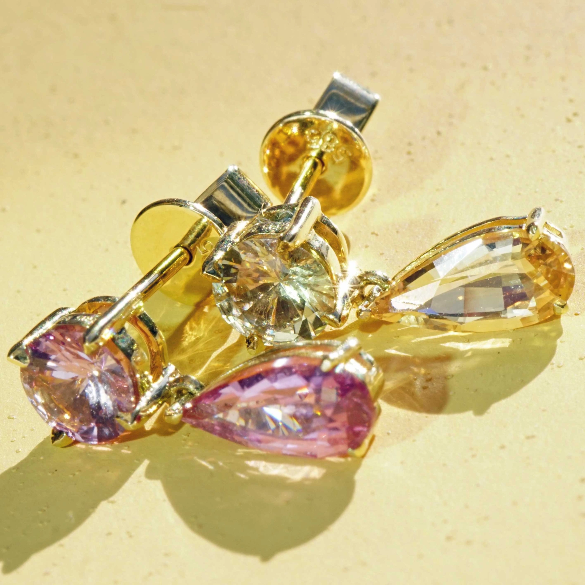 Saphir Ohrhänger 2.45 ct 585er Gelbgold Ilakaka Mine Madagascar pink-lila gelb NATURFARBE