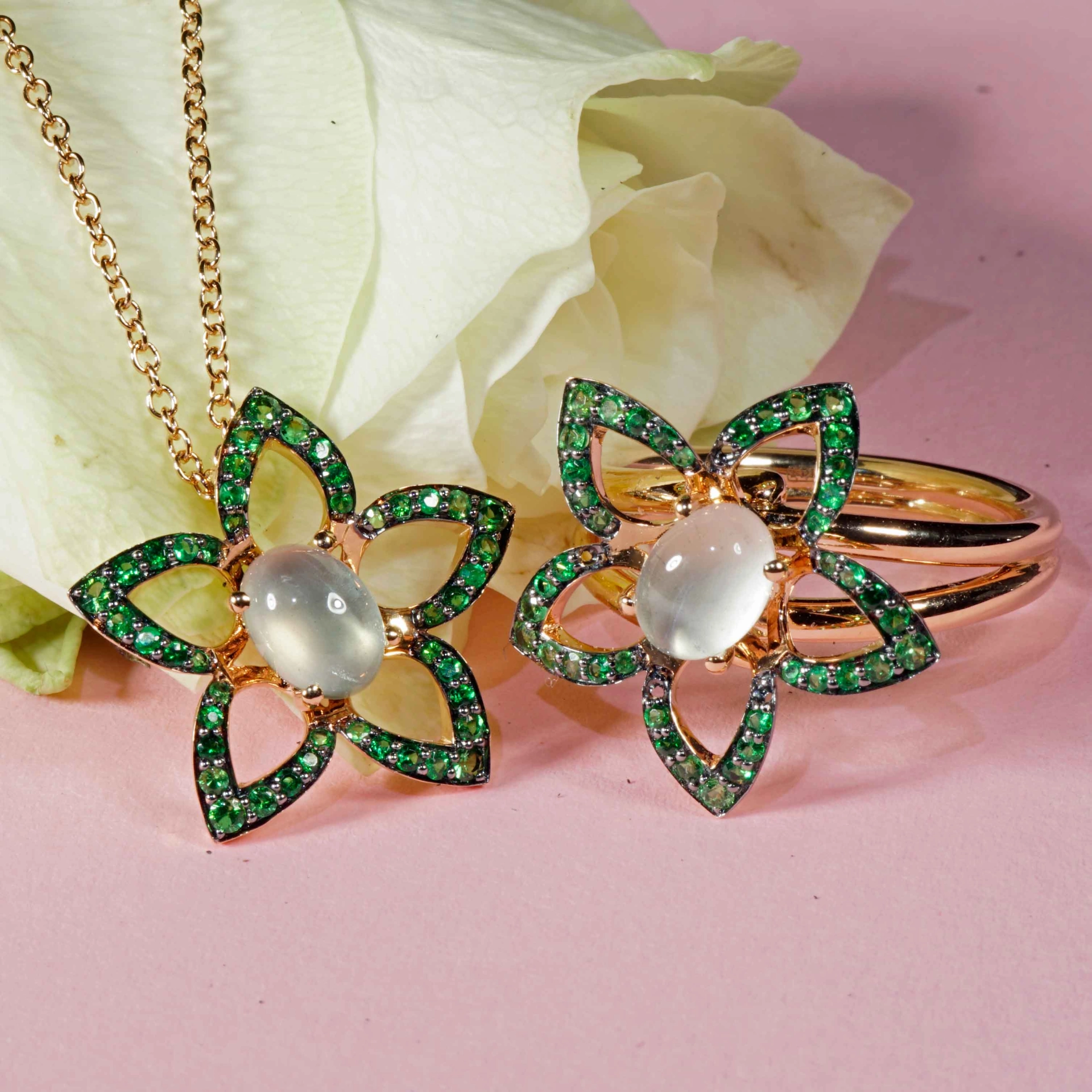 Blüten Mondstein Tsavorith Anhänger m. Kette 750er Rosegold....verspieltes Design....