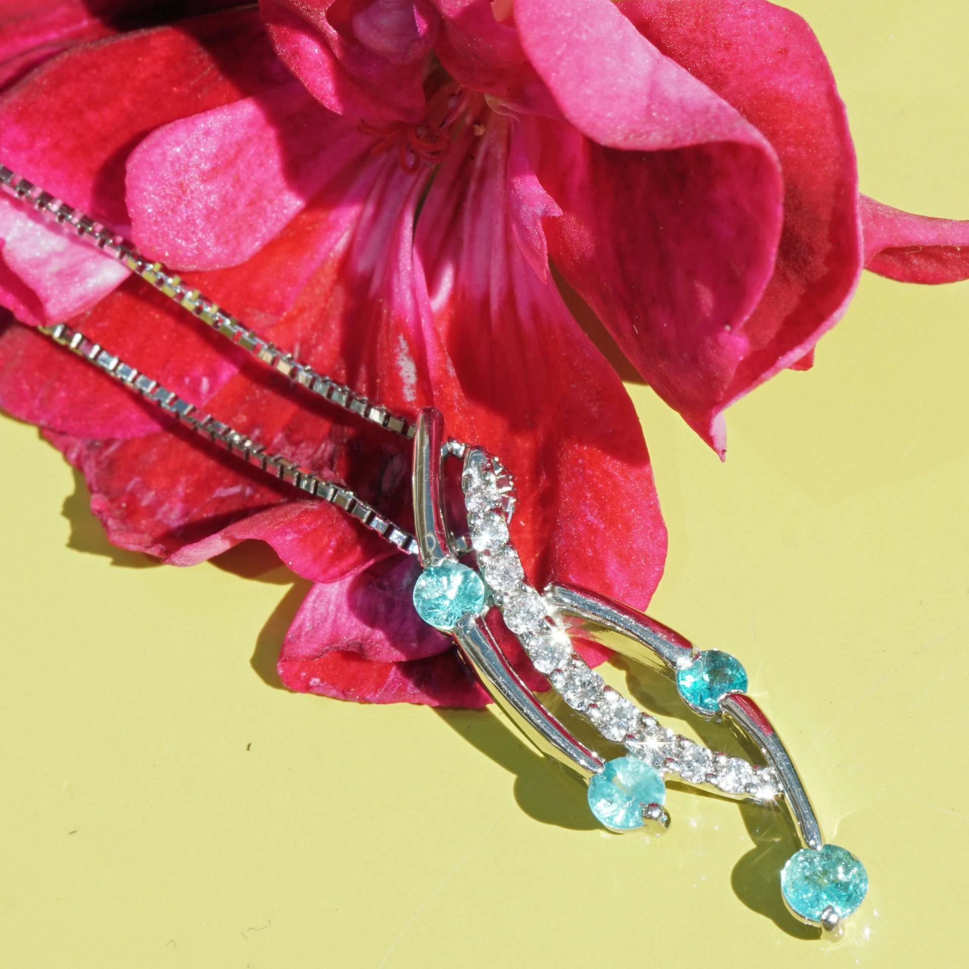Paraiba Turmalin Anhänger in 900er Platin mit Kette 0.22 ct 0.10 ct leuchtendes Schwimmbadblau