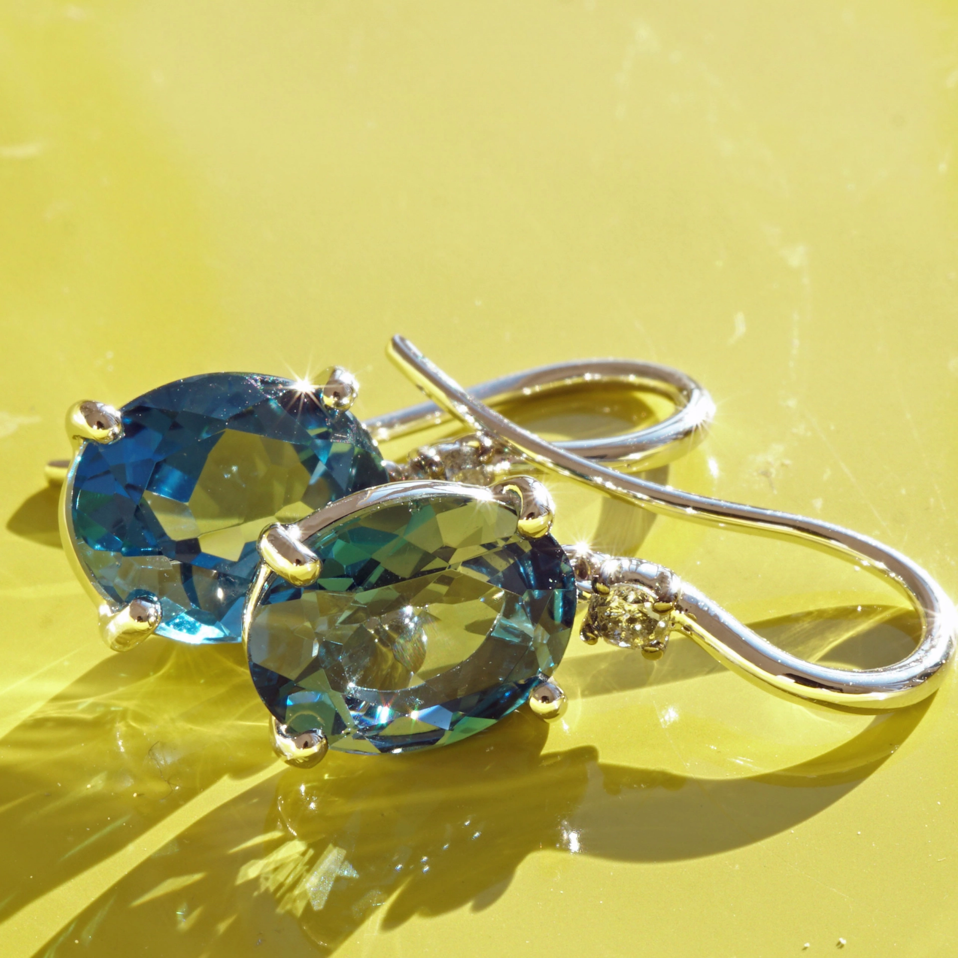 Ohrhänger Topas Brillant London Blue 750er Weissgold dazu stahlgraue Brillanten