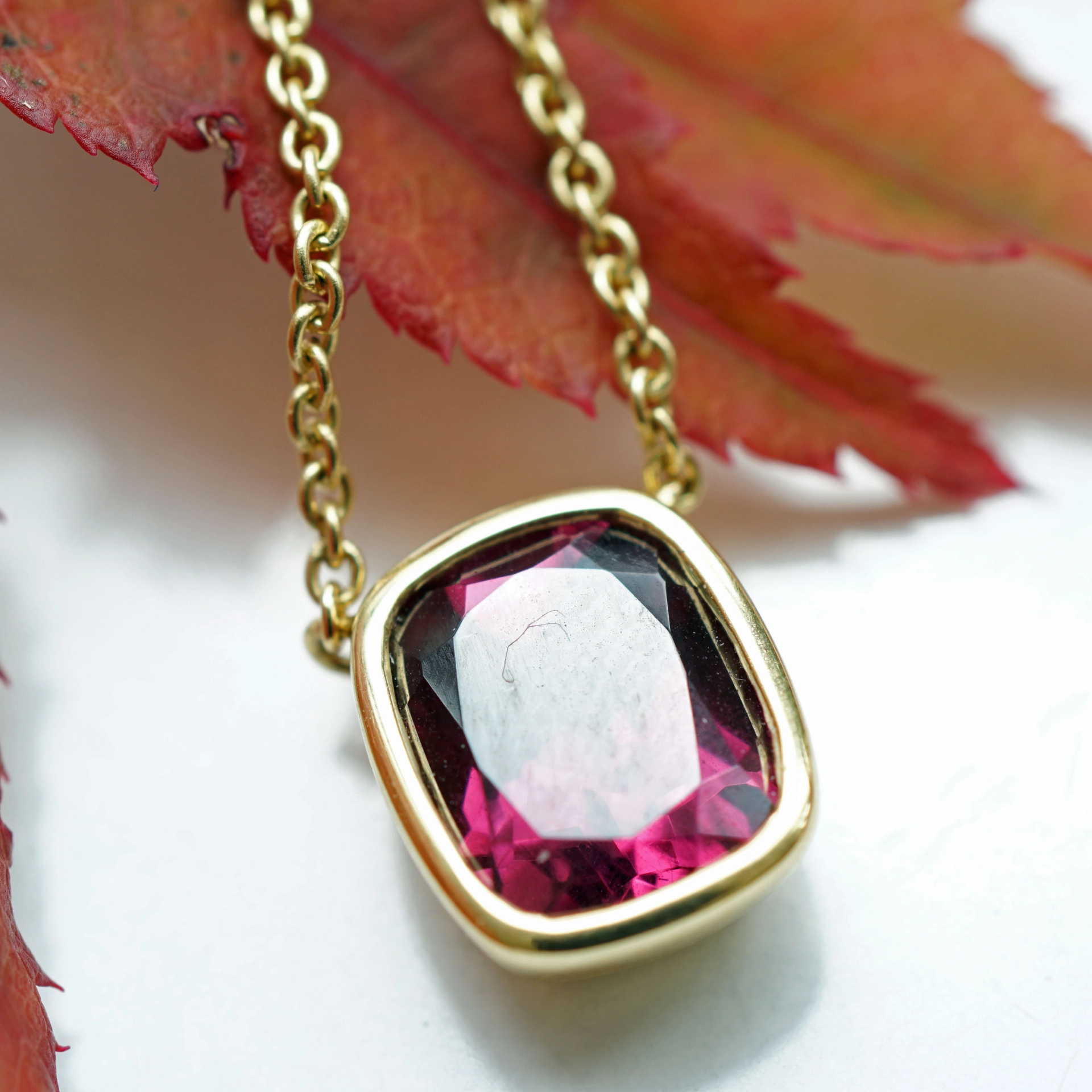 Rhodolith Collier 2.65 ct 750er Gelbgold 10 x 9 mm Spitzenqualität AAA+ Herzblut