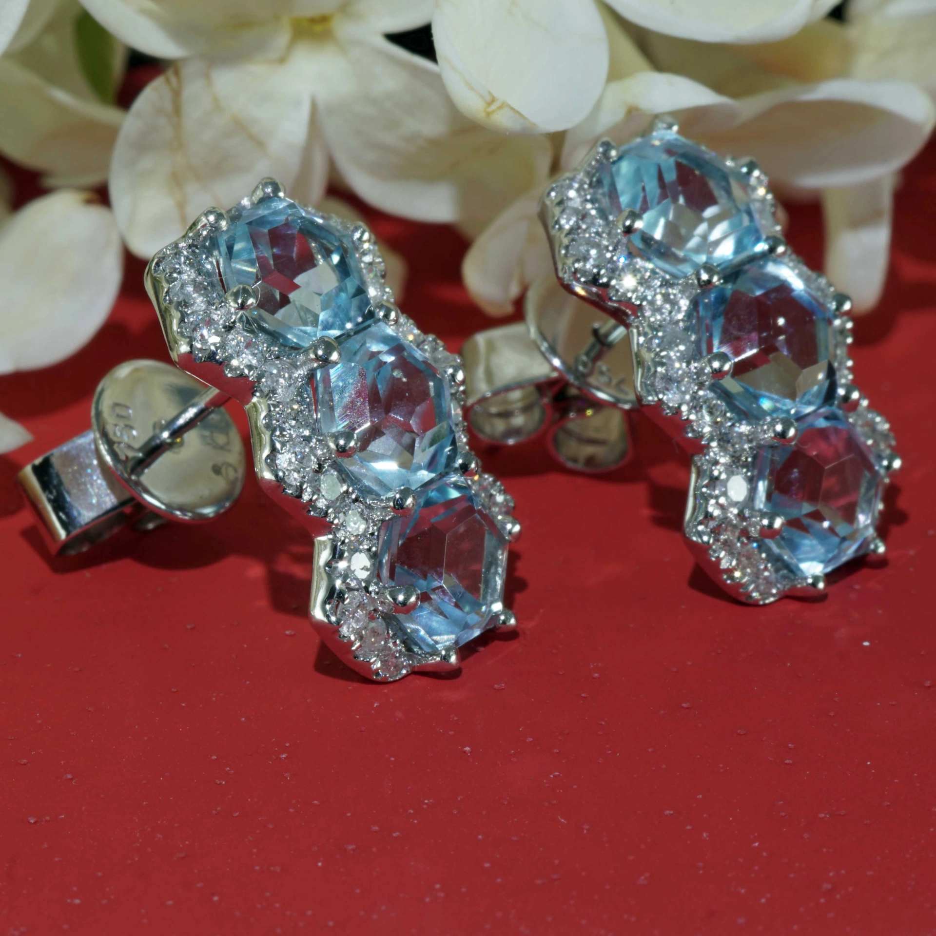 Blautopas Brillant Ohrstecker 750er Weissgold 3.60 ct 0.50 ct im extravaganten hexagonalen Stil