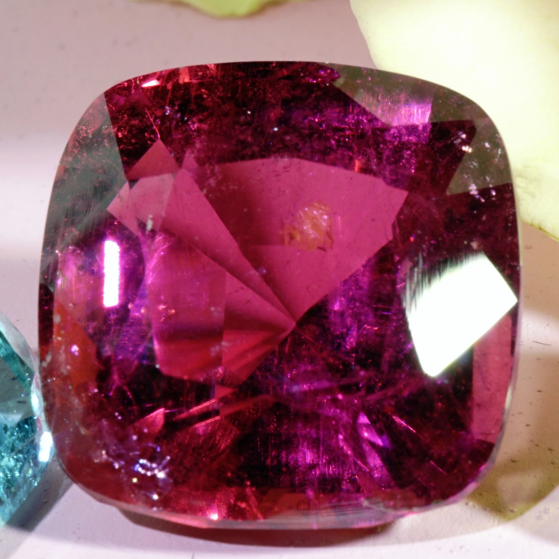 Rubellit der Extraklasse AAA+  23.10 ct Afghanistan Rubylight rot-pink mit unglaublicher Leuchtkraft