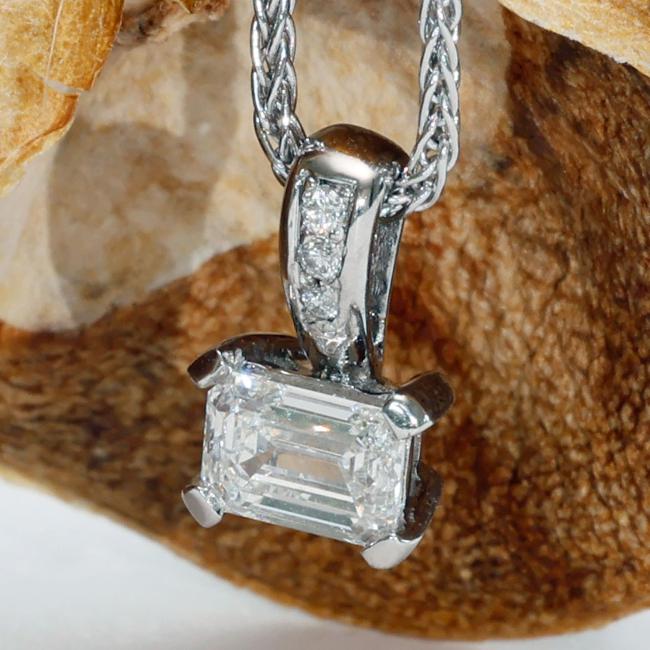 Emeraldcut Diamant Anhänger mit Kette  0.525 ct F VS2 Silhouette Bentner GIA Zertifikat 750er Weissgold