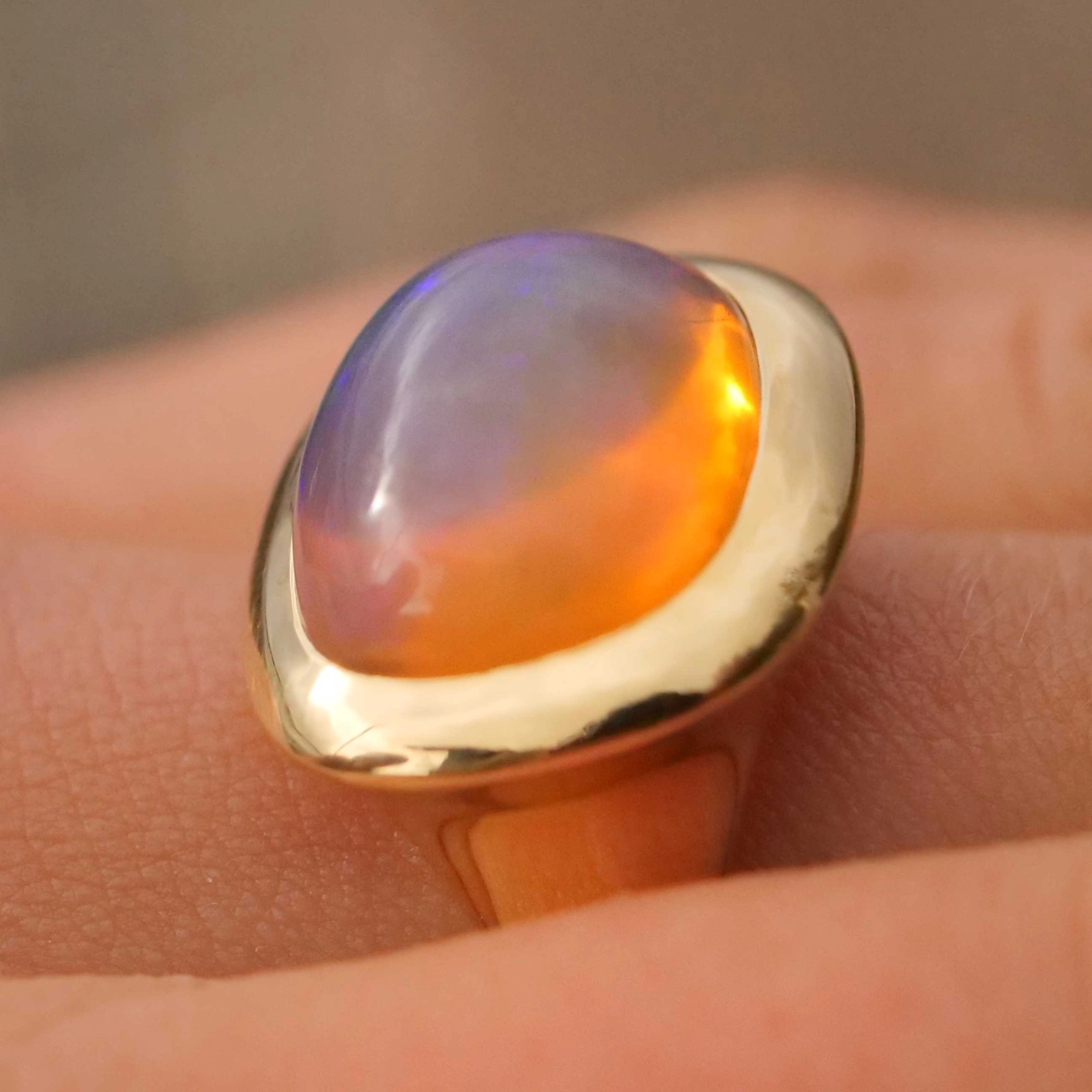 Feueropal Ring 7.44 ct 750er Gelbgold...made in Valenza (Italien)...modernes Design in Kissenform