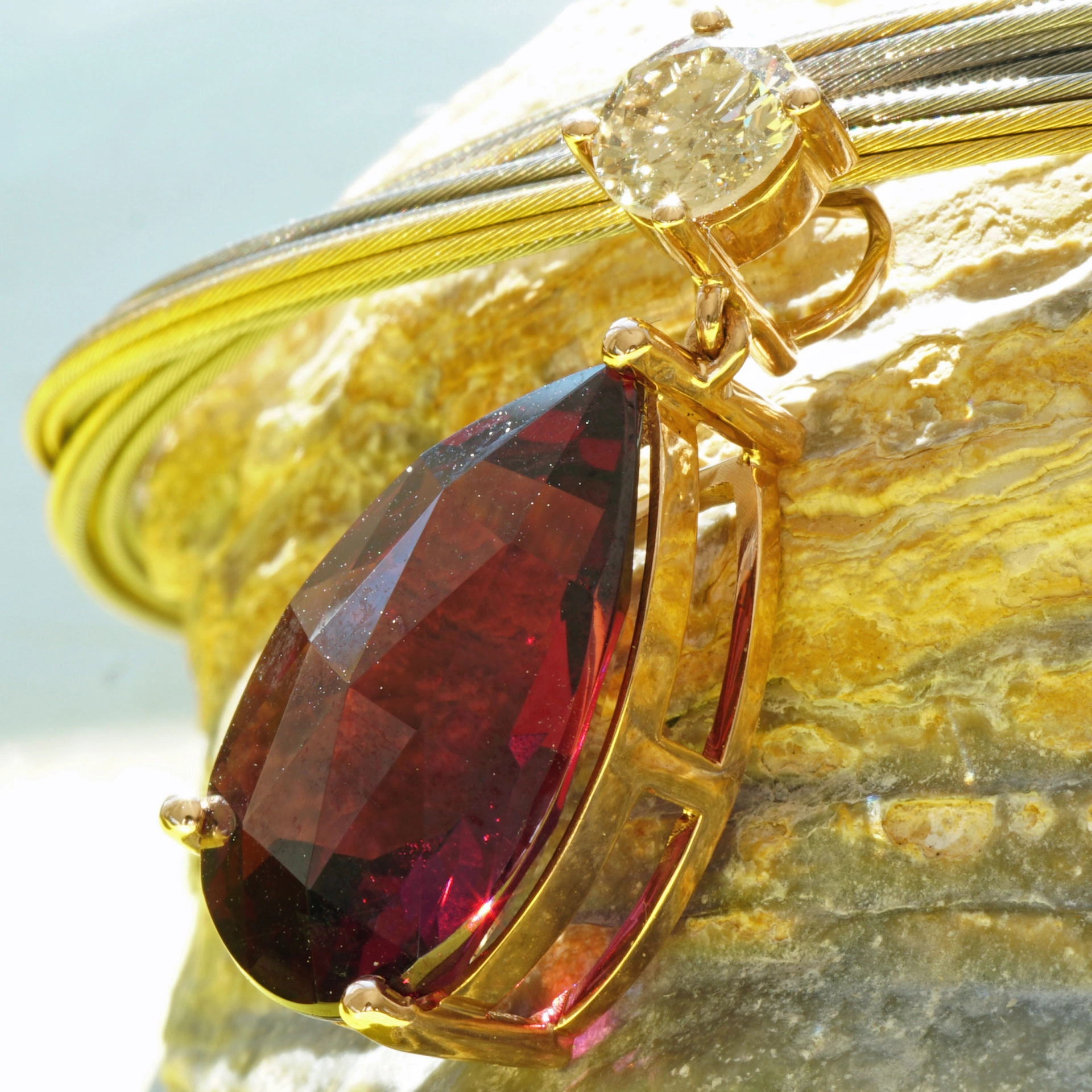 schmuckzicke_anhaenger_rosegold_rodolith_brillant_investmentSON00582 Rhodolith Brillant Anhänger 10 ct 0.67ct AAA+ 750er Rosegold IGI Expertise