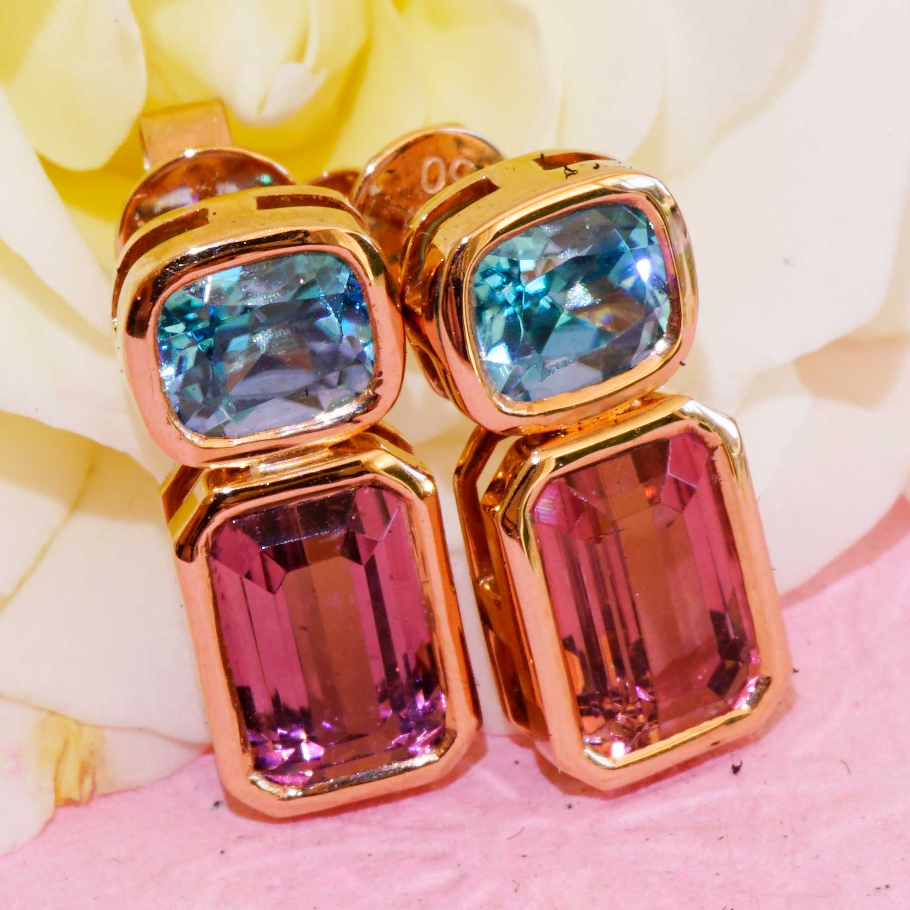 Blaue Zirkon Turmalin Ohrstecker in 750er Rosegold........elegante Kontrast Farben