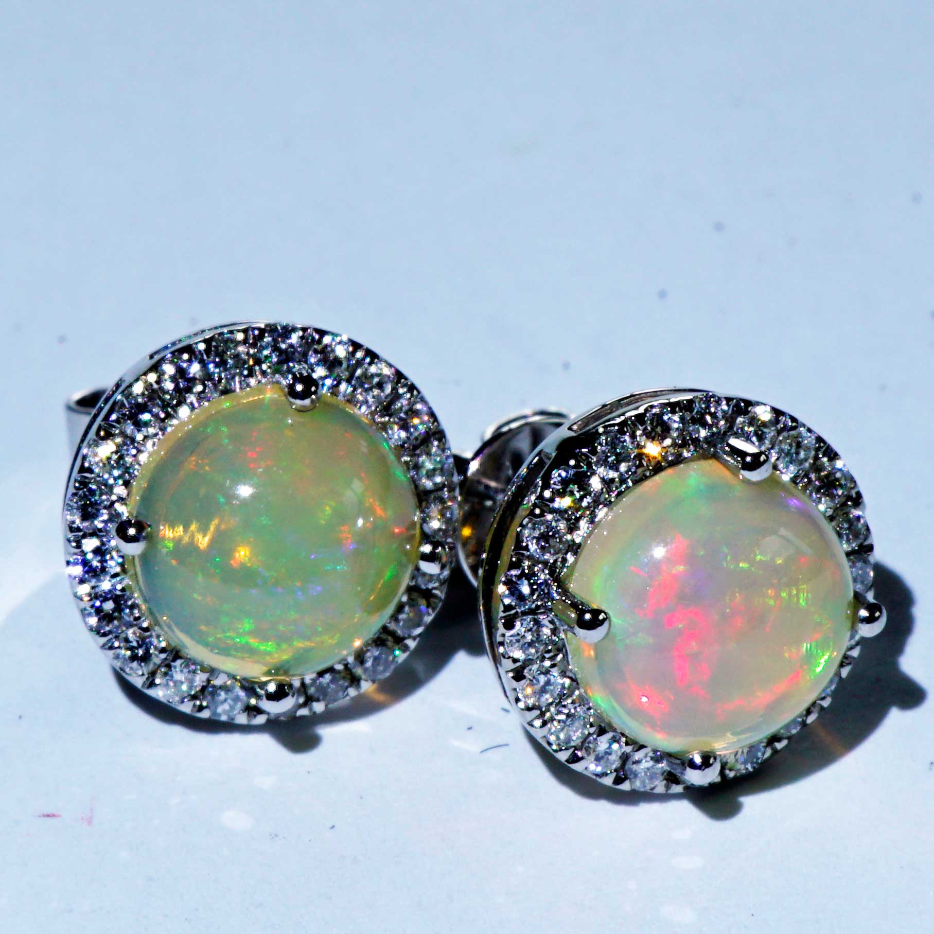 Brillant Opal Ohrstecker 750er Weissgold weisse lebhafte Vollopale total 2.44 ct in toller Qualität