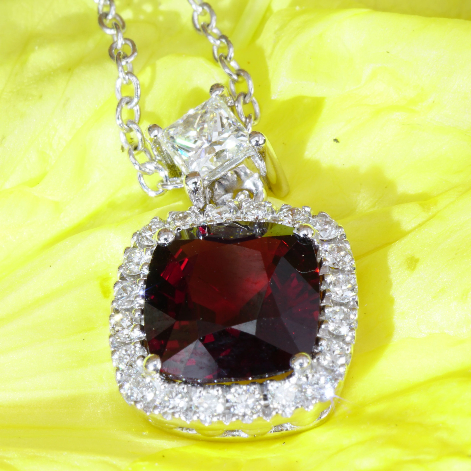 Spinell Diamant Collier 1.65 ct 0.40 ct Rot Burma 750er Weissgold...unglaubliche Lichtbrechung und B